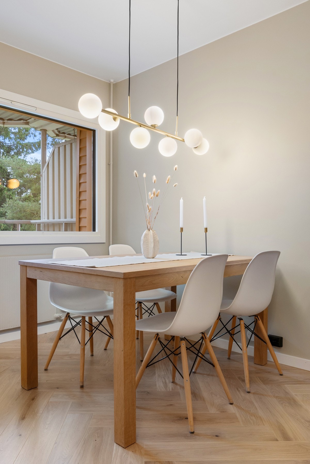 Familievennlig planløsning med store, sosiale oppholdsrom og 3 soverom. Det er god plass til både spisestue og sofagruppe. Galleribilde