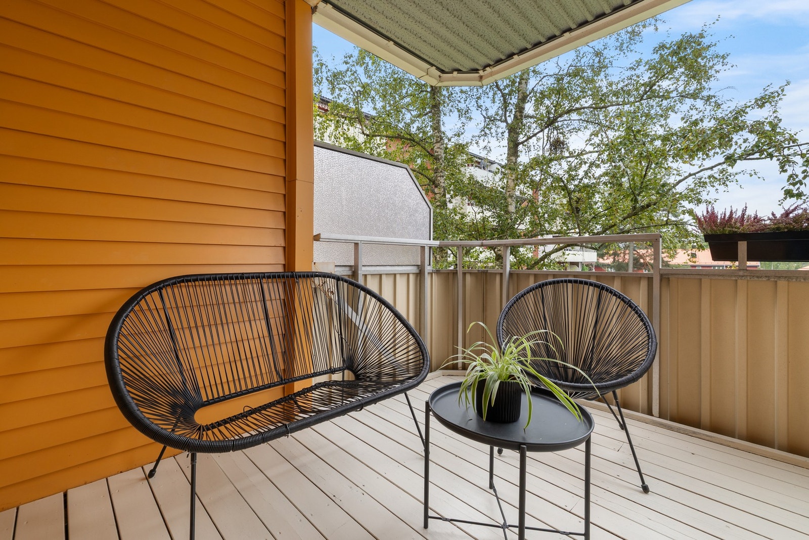 Skjermet, sydvestvendt balkong med ettermiddagssol. Det er god plass til lounge, sittegruppe, spisebord, grill etc. Galleribilde