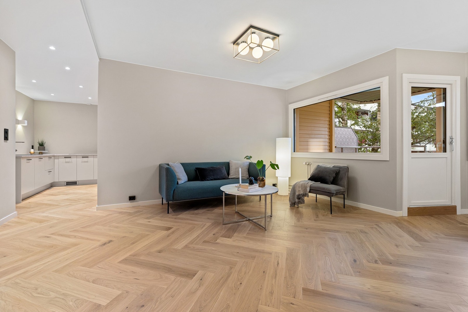 Kjøkkenet ligger fint adskilt fra TV-stuen, likevel i åpen løsning som skaper god flyt i rommet. Galleribilde