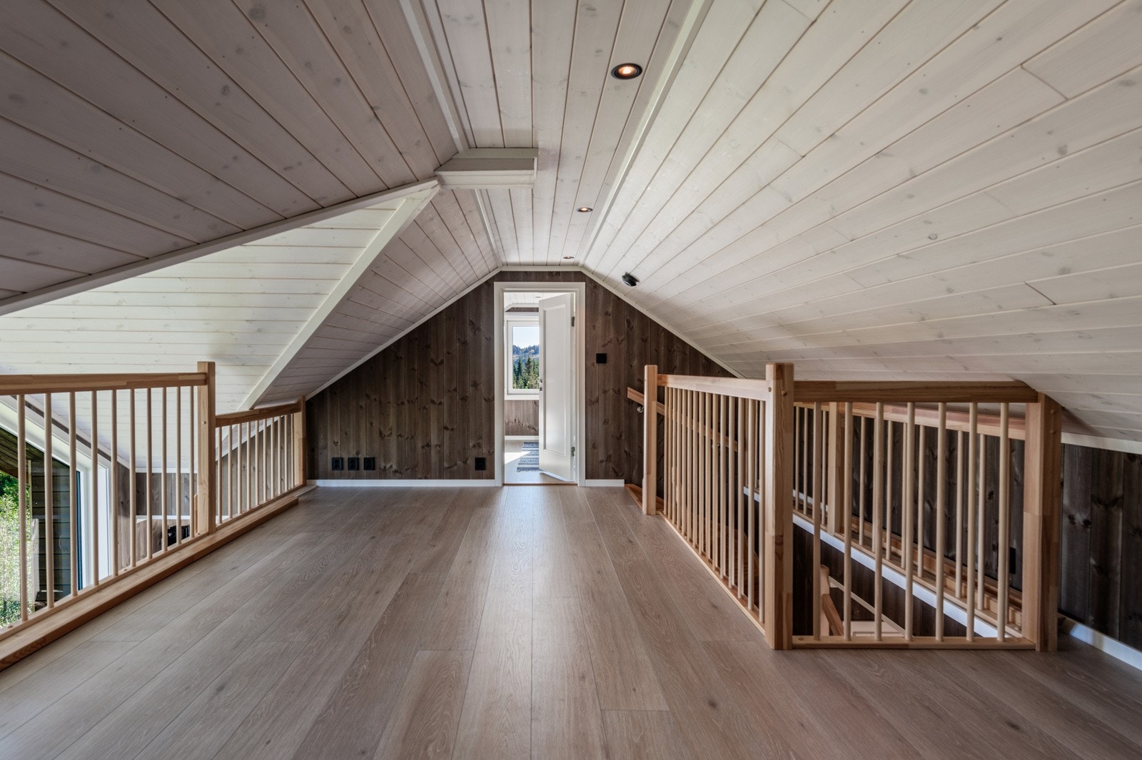 Åpent ned til stuen og utsikt ut fra det store vinduet Galleribilde