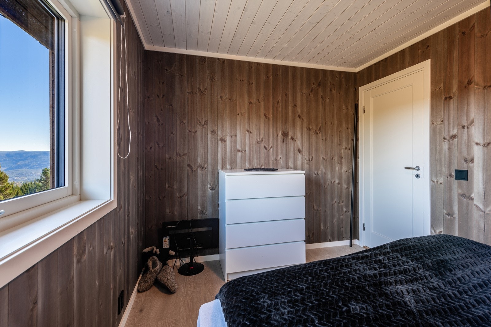 Godt med plass til både seng og garderobeskap, kommode eller andre ting Galleribilde