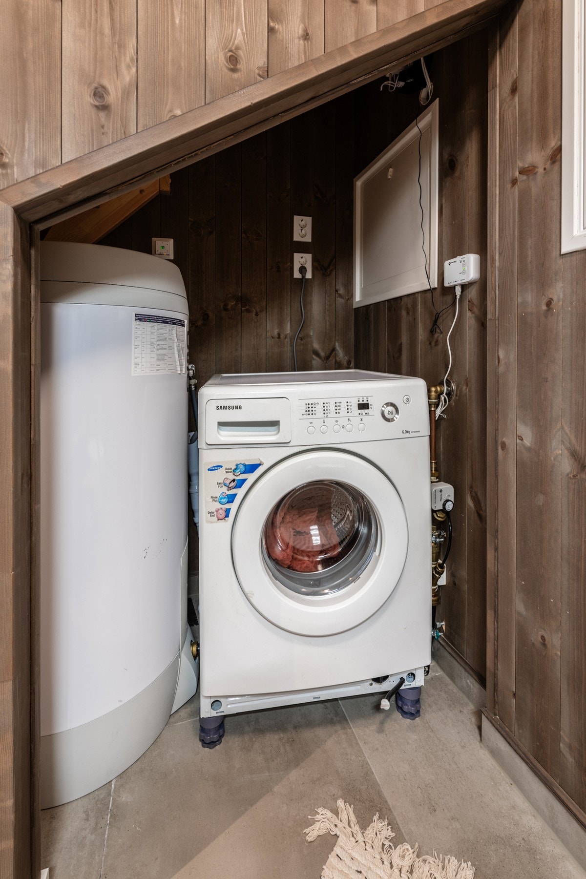 Teknisk rom med opplegg til vaskemaskin Galleribilde