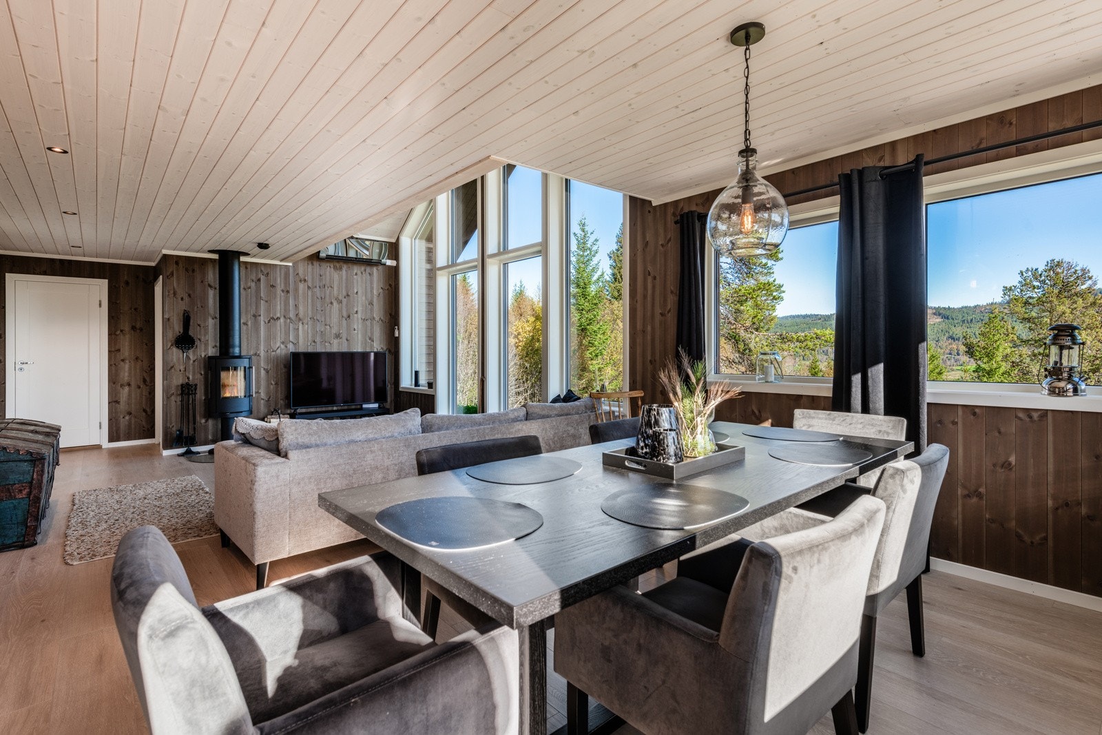 Fin og åpen løsning mellom stue, spisestue og kjøkkenkjøkken Galleribilde