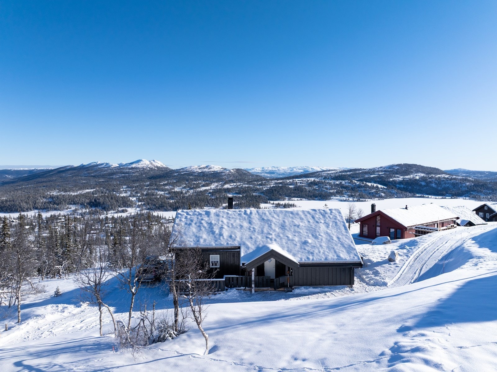 Hytta ligger helt øverst i Øvre Reinsjøfjell hyttefelt, hele 970 moh. Galleribilde