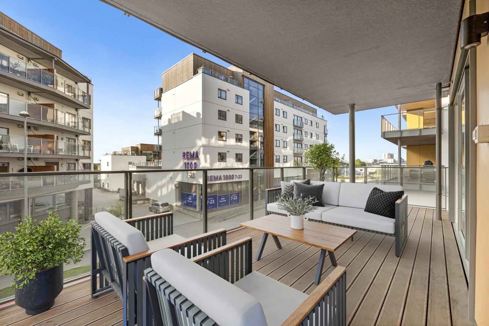 Vestvendt balkong med tak og god plass til møblering. Balkongen er på 17,4 kvm Galleribilde