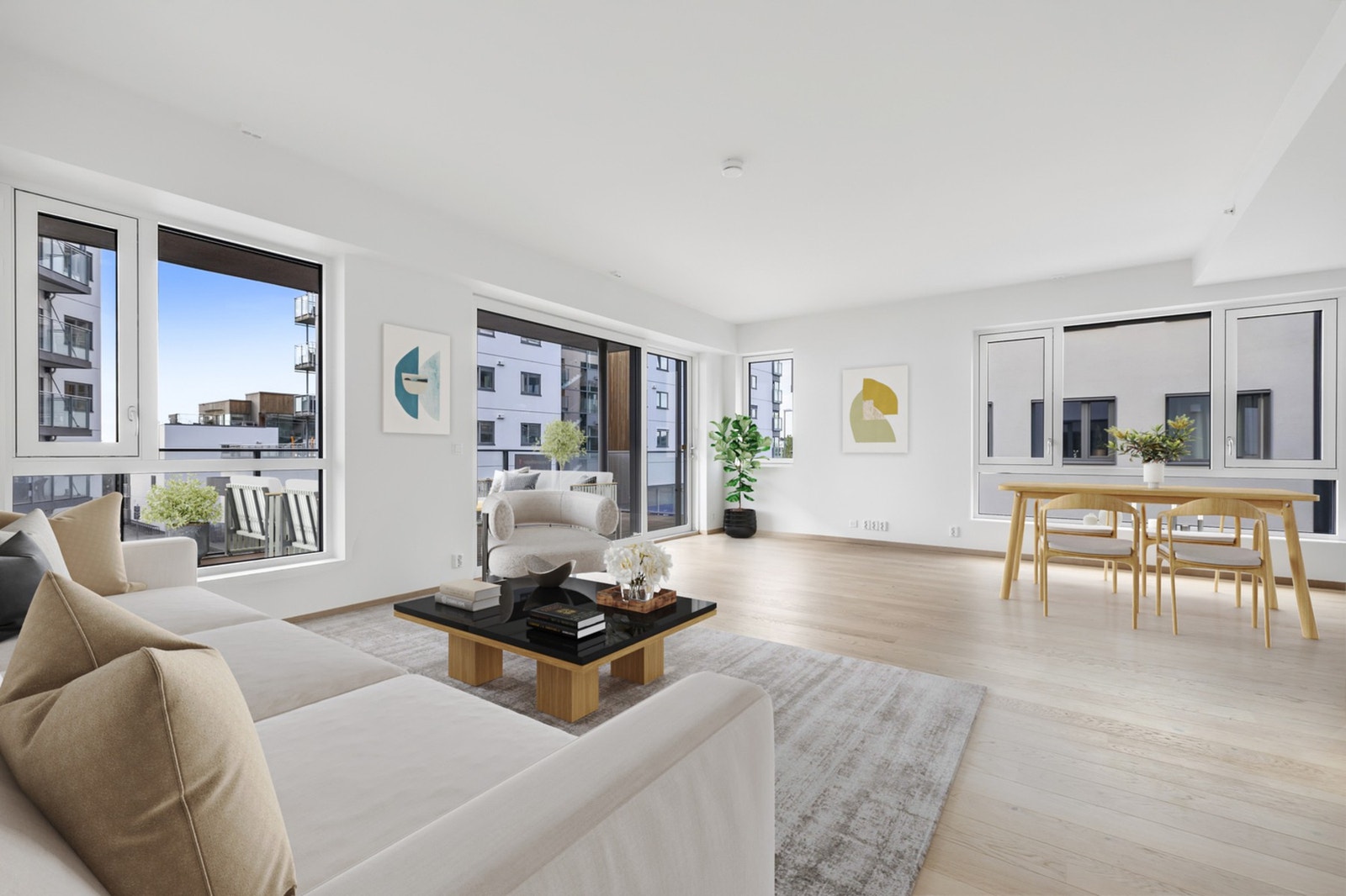 Store vindusflater sørger for godt med naturlig lysinnslipp. Galleribilde