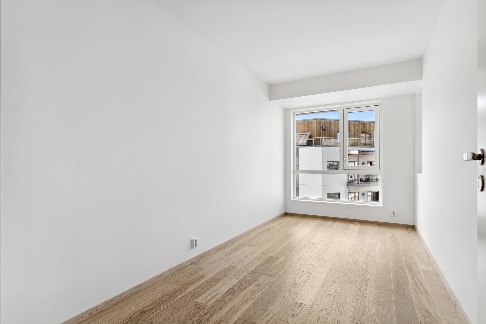 Boligen har to romslige soverom av god størrelse. Dette er på 10,5 kvm. Alle bilder er fra en tilsvarende leilighet i prosjektet. Galleribilde