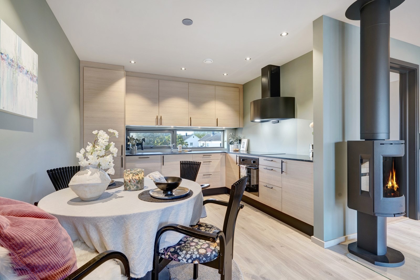 Moderne kjøkken med integrerte hvitevarer - alt er spillernytt og ubrukt. Galleribilde