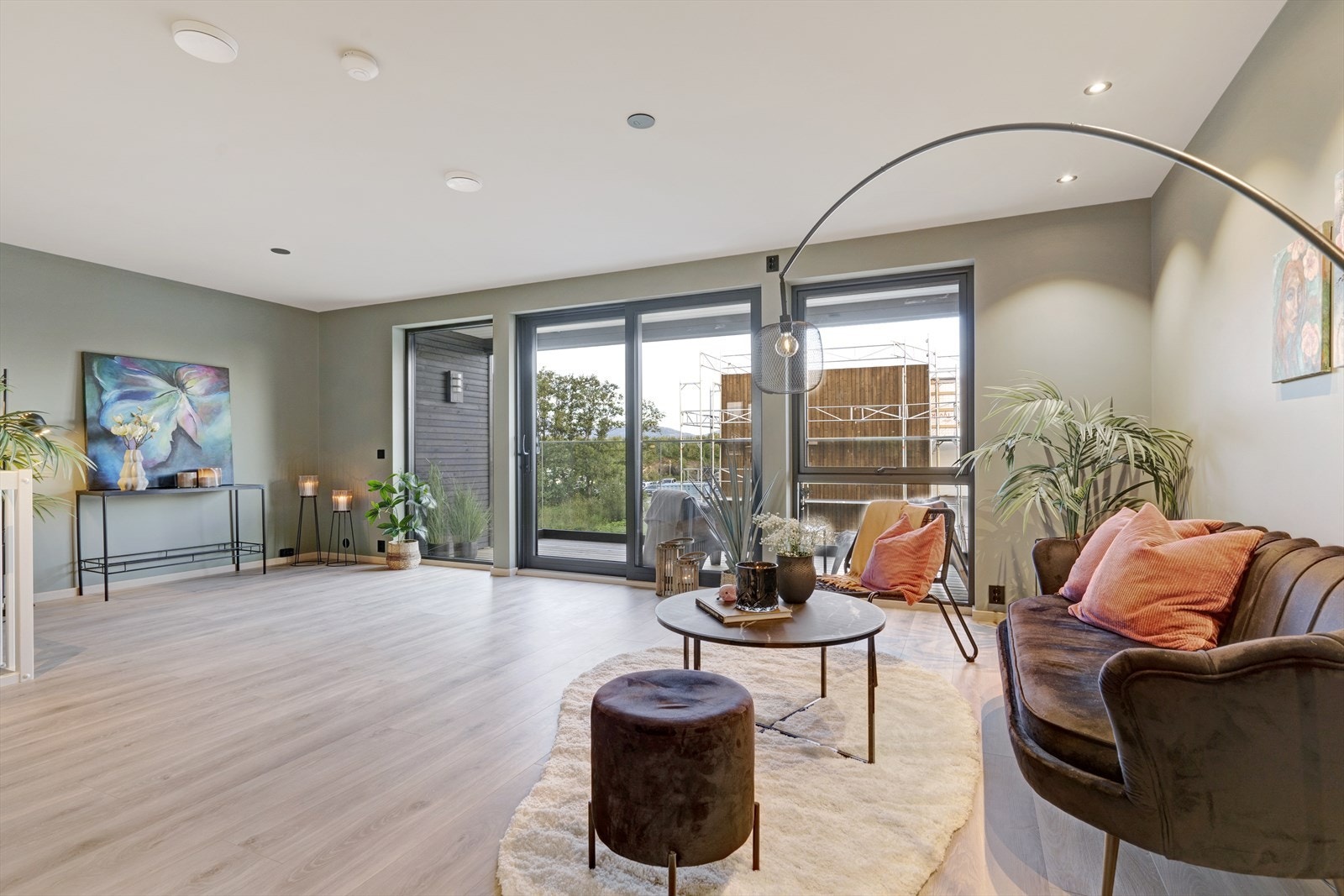 Stuen er lys og luftig med utgang til balkong. Det er lagt inn sorte rammer omkring vinduer, balkongdør, brytere og kontakter - svært smakfullt! Galleribilde