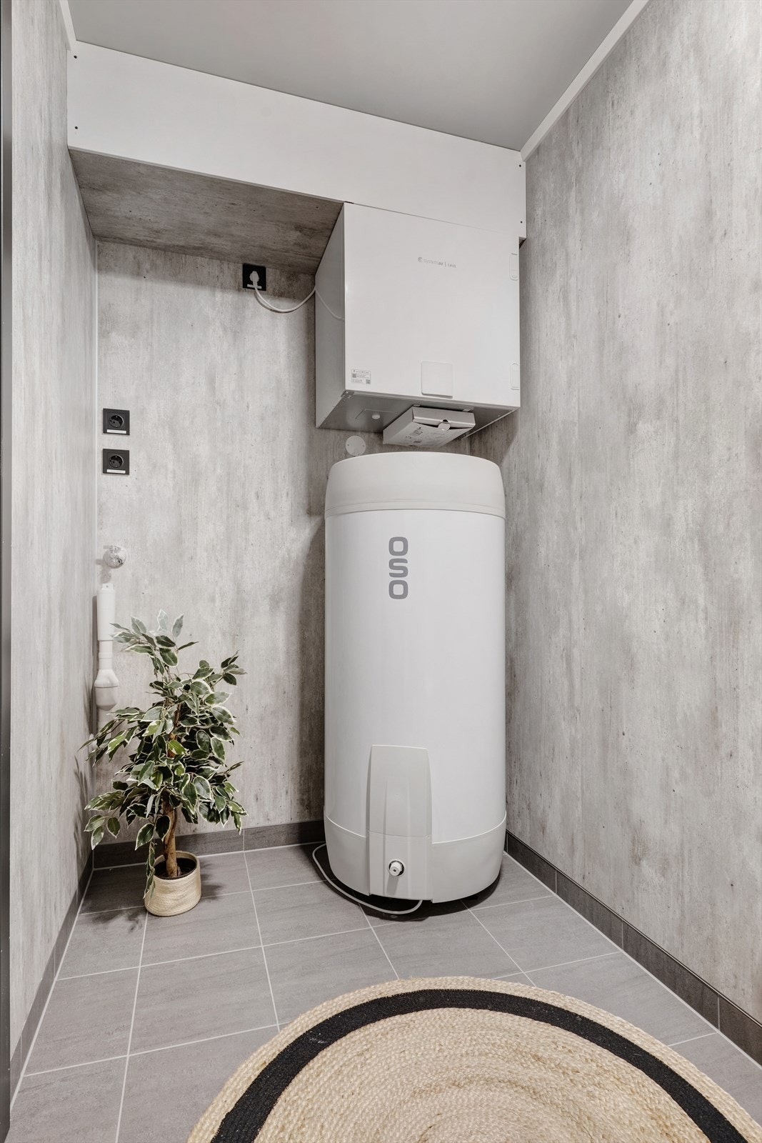 Vaskerom med opplegg til vaskemaskin! Flislagt gulv. Galleribilde