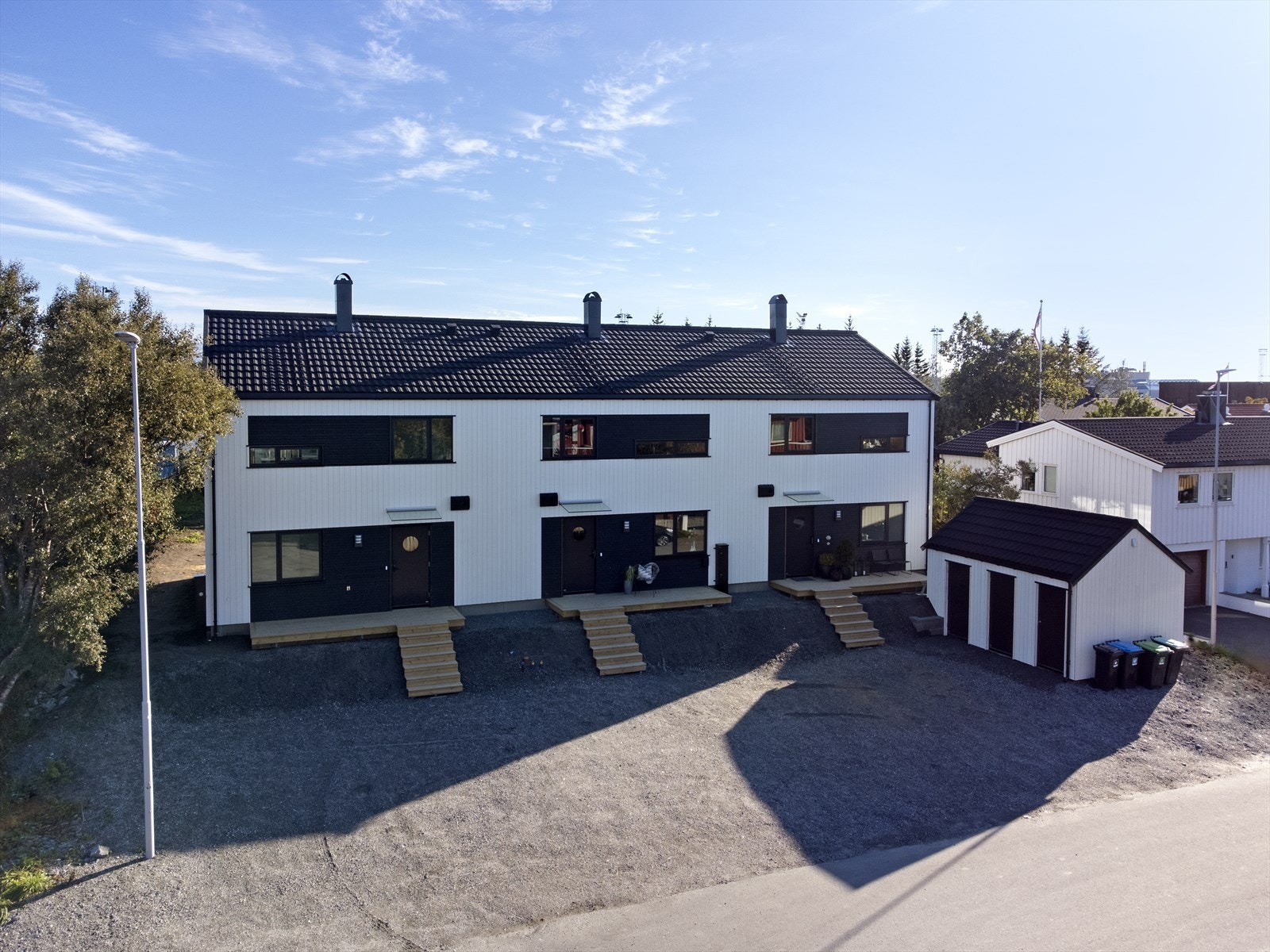 Det er to oppstillingsplasser i forkant av boligen, samt utebod. Galleribilde