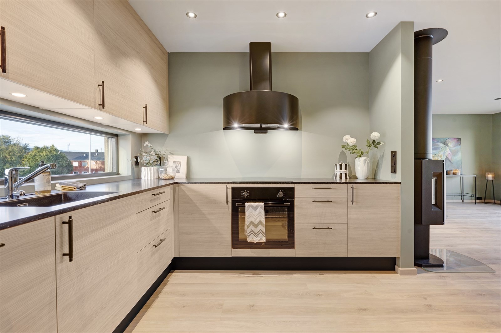 Bolligen er påkostet med downlights for behagelig belysning! Det er sorte stikkontakter og brytere. Galleribilde