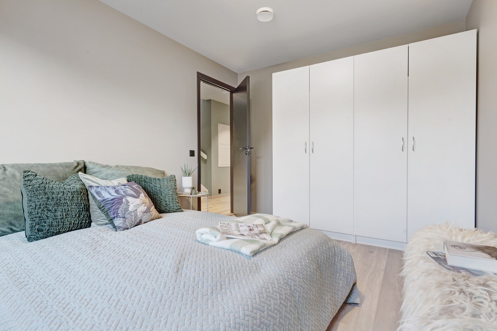 Soverom med plass til seng og garderobeløsning. Galleribilde