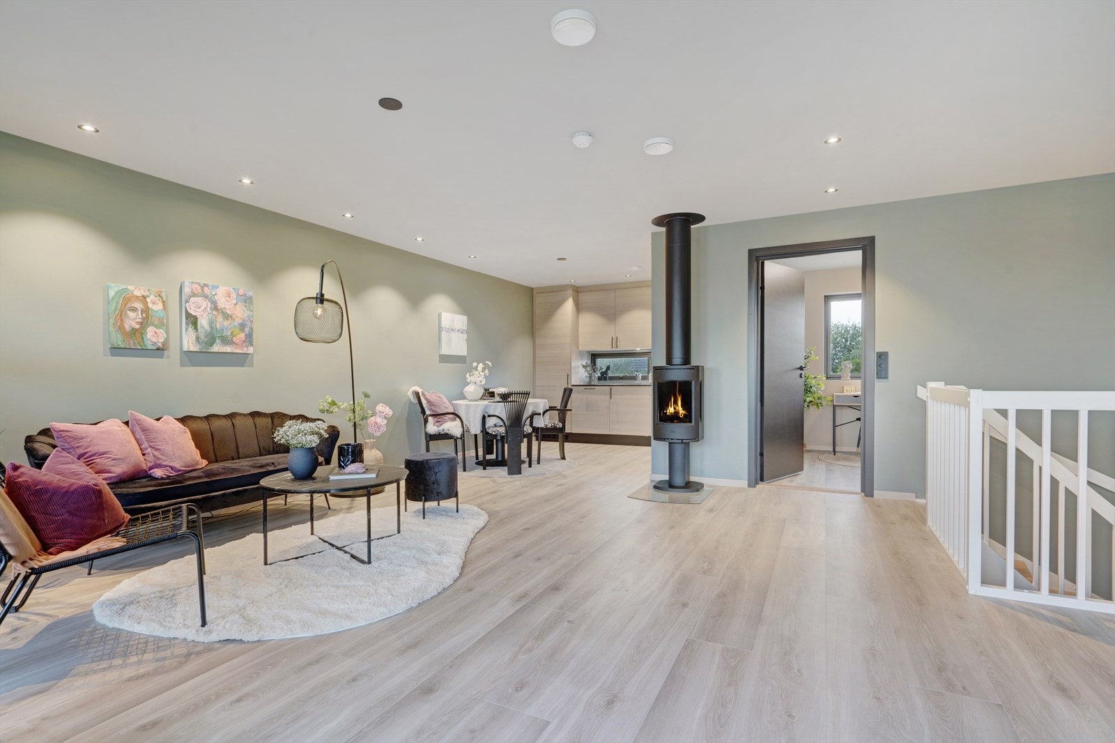 Ildsted i stuen fra Jøtul som varmer godt og lager en hyggelig atmosfære i vinterhalvåret. Galleribilde