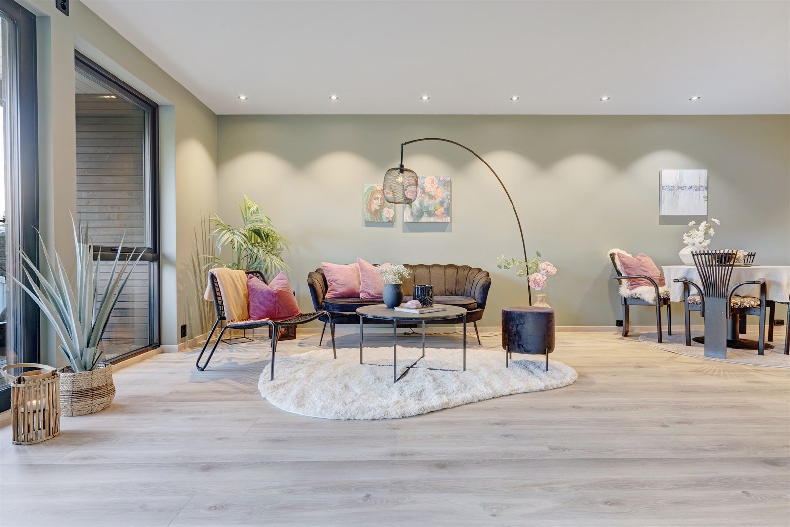 Lys og moderne stue med fine fargekobinasjoner. Utstrakt bruk av downlights i himling. Listefri overgang mellom vegg tak og rundt vindusforinger. Galleribilde