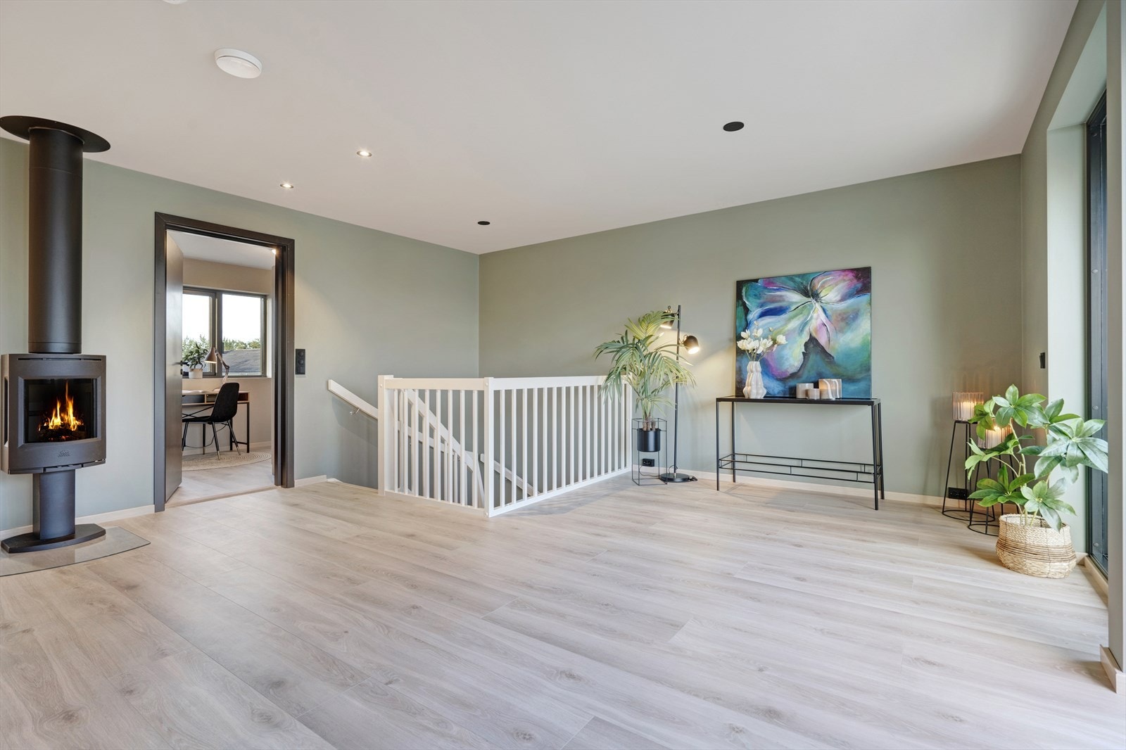 Gjennomgående og moderne kvaliteter - listefritt mellom tak, vegg og vinduer. Galleribilde