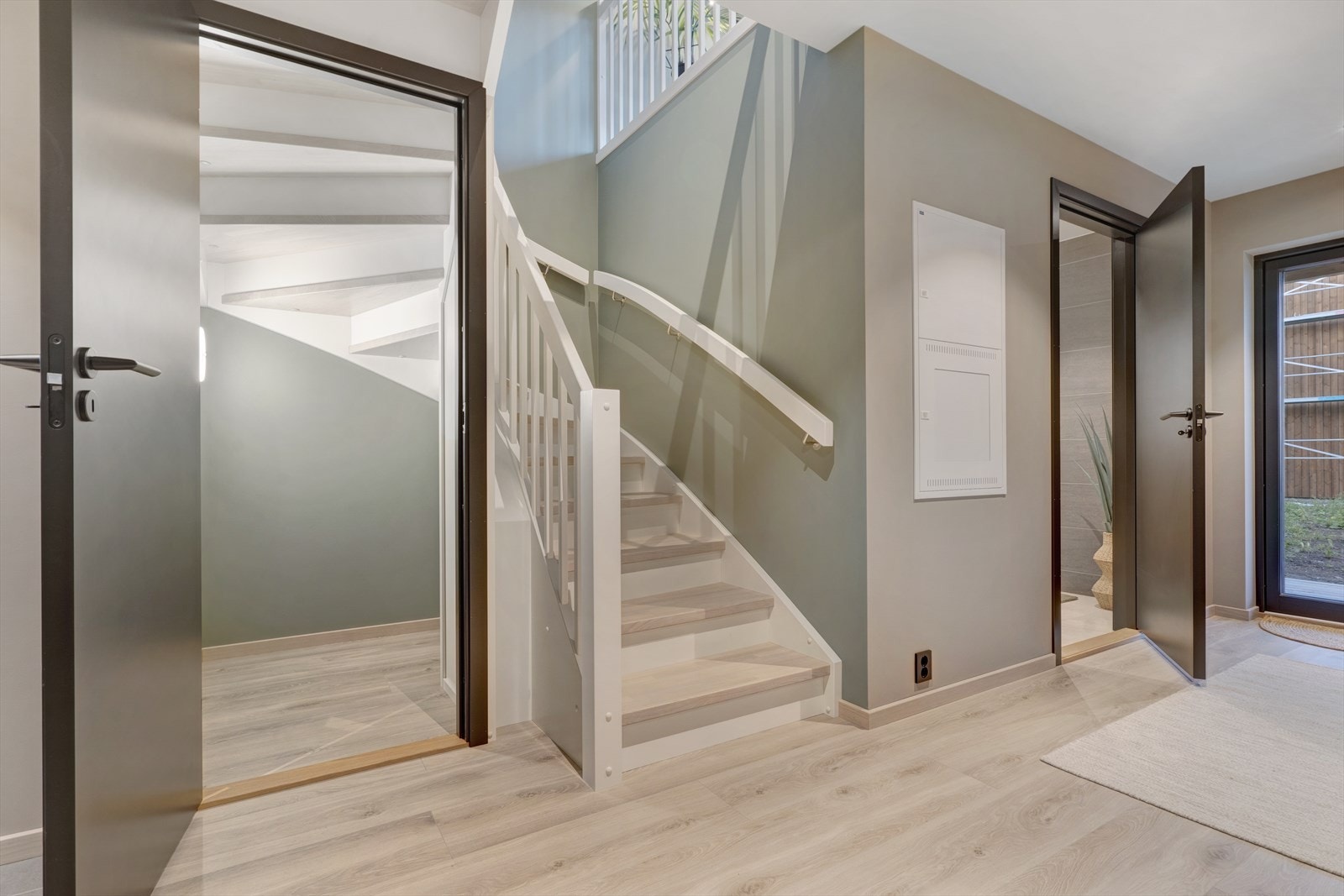 Gang og bod under trapp for oppbevaring. Galleribilde