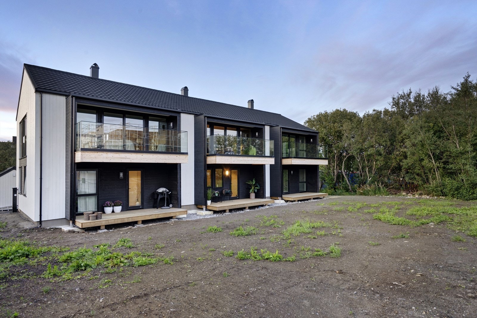 Det aktuelle rekkehuset som selges er boligen i midten. Galleribilde