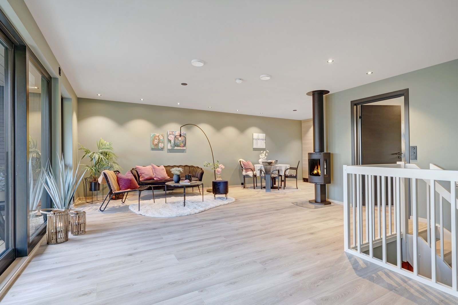 Stuen kan møbleres i flere soner og det er god plass til spisestue, salong og tv-krok. Galleribilde