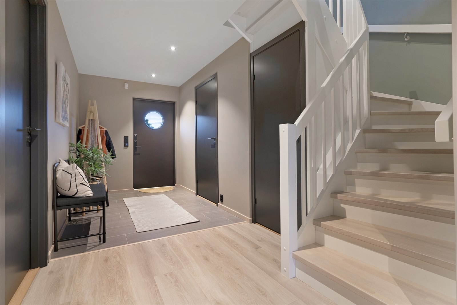 Entré med gode muligheter for oppbevaring. Galleribilde