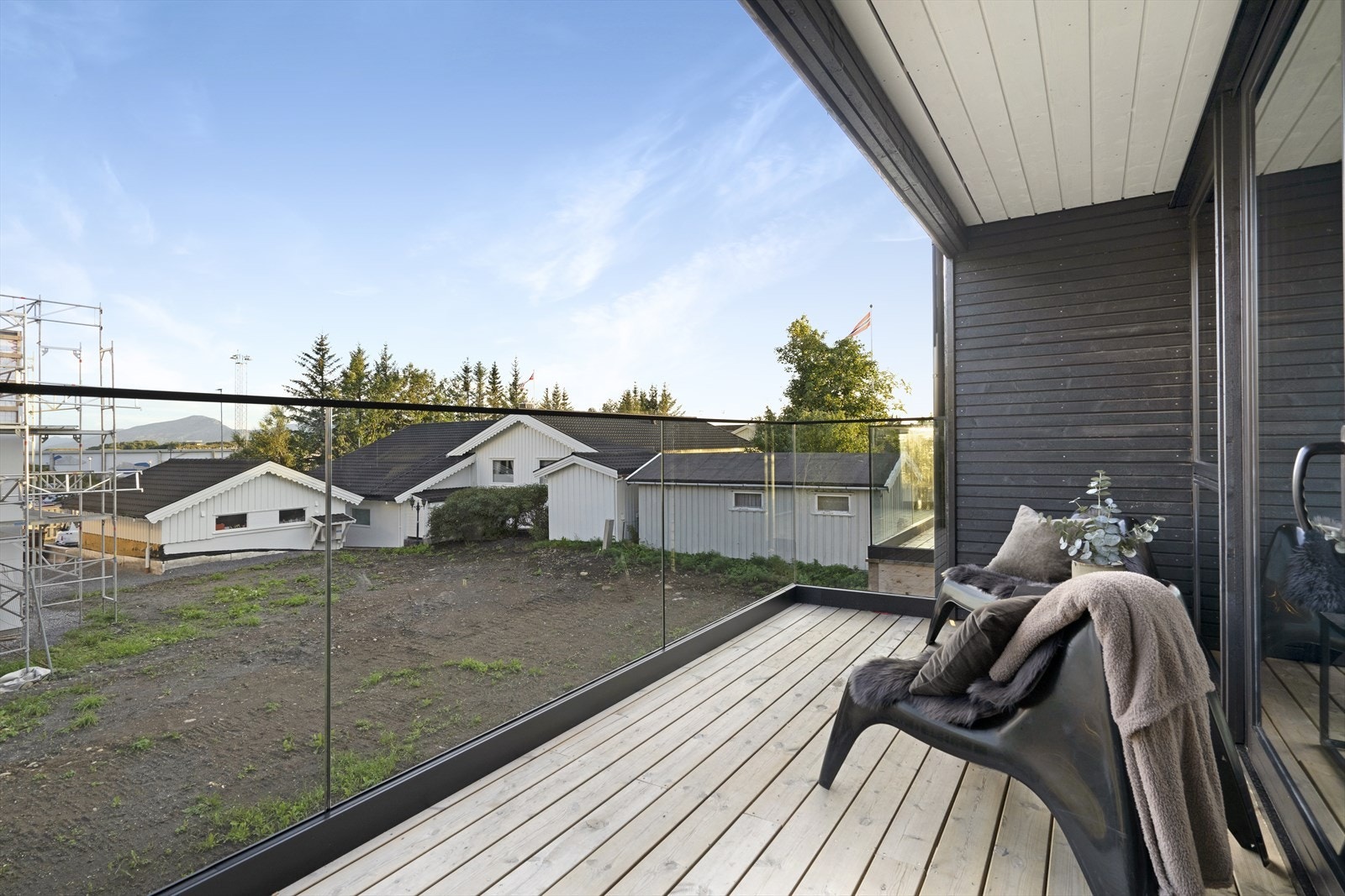 Pent glassrekkverk som både skjermer for vind men gjør det lyst og fint og sitte her. Galleribilde