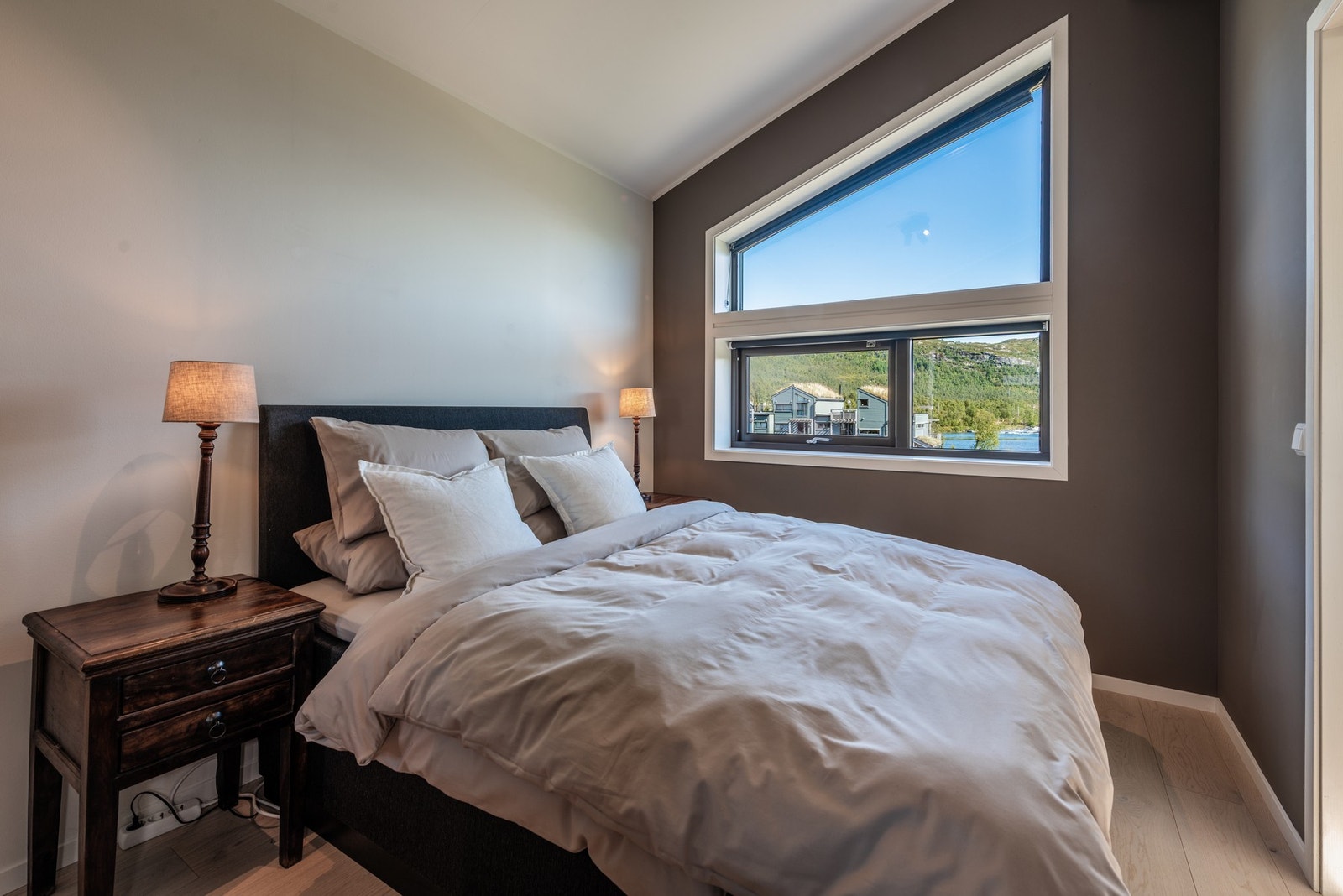 Med skrått vindu får man en lekker touch på rommet Galleribilde