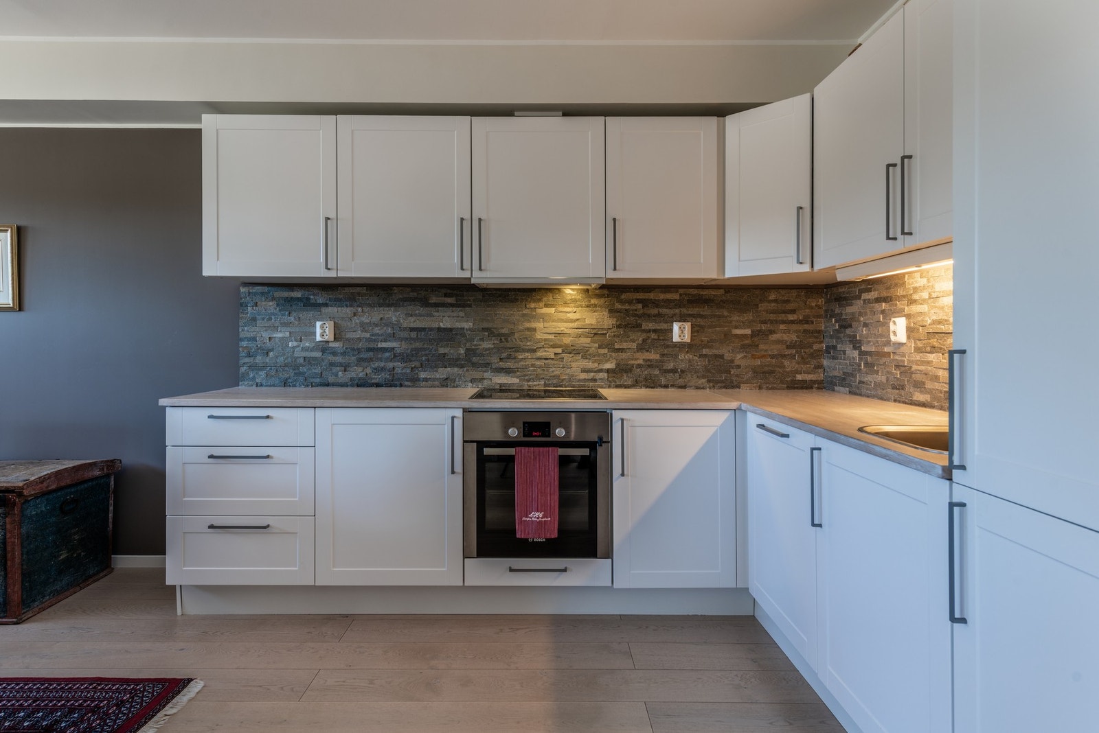 Kjøkkenet har oppvaskmaskin, kombiskap med kjøl og frys, stekeovn og platetopp Galleribilde