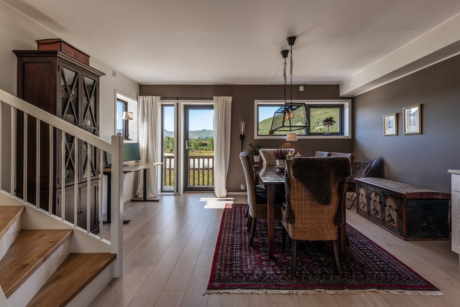 Spisestuen inviterer til hyggelige stunder i godt selskap Galleribilde