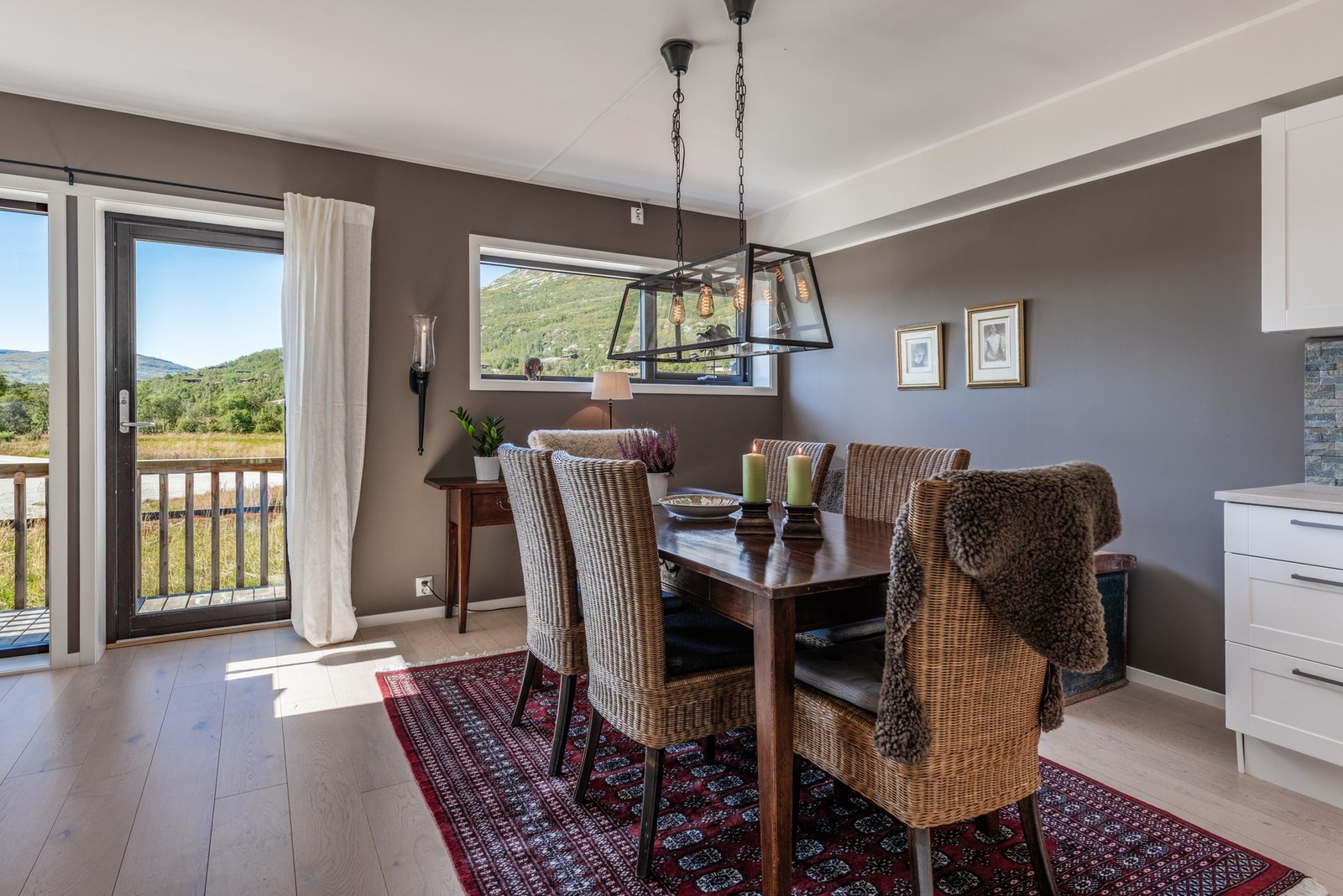 De store vindusflatene gir godt lysinnslipp Galleribilde