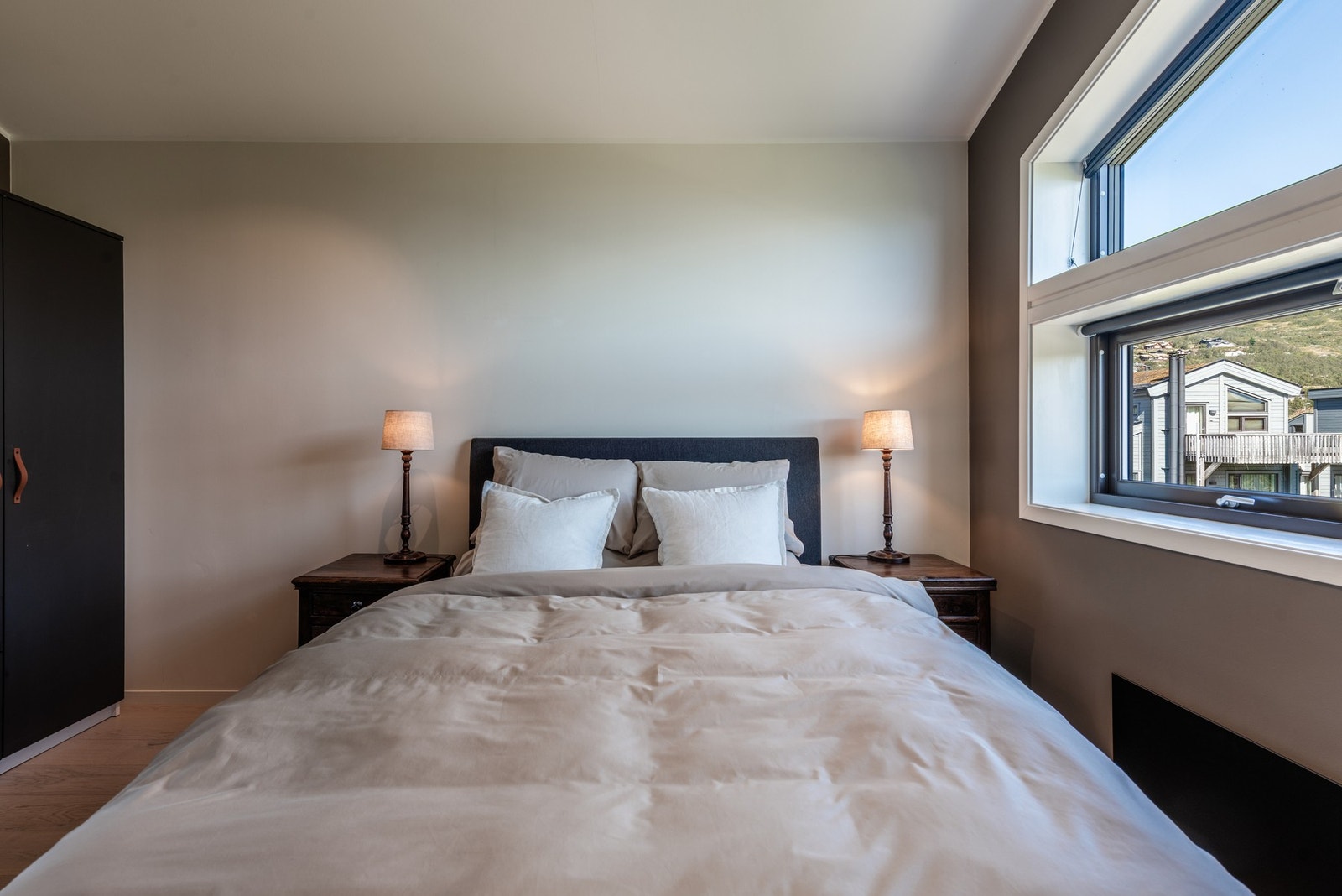 Stort og lyst soverom med romslige garderobeskap Galleribilde