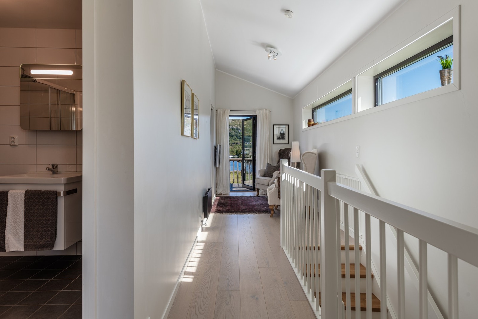 Leilighetens andre etasje er lys og romslig Galleribilde