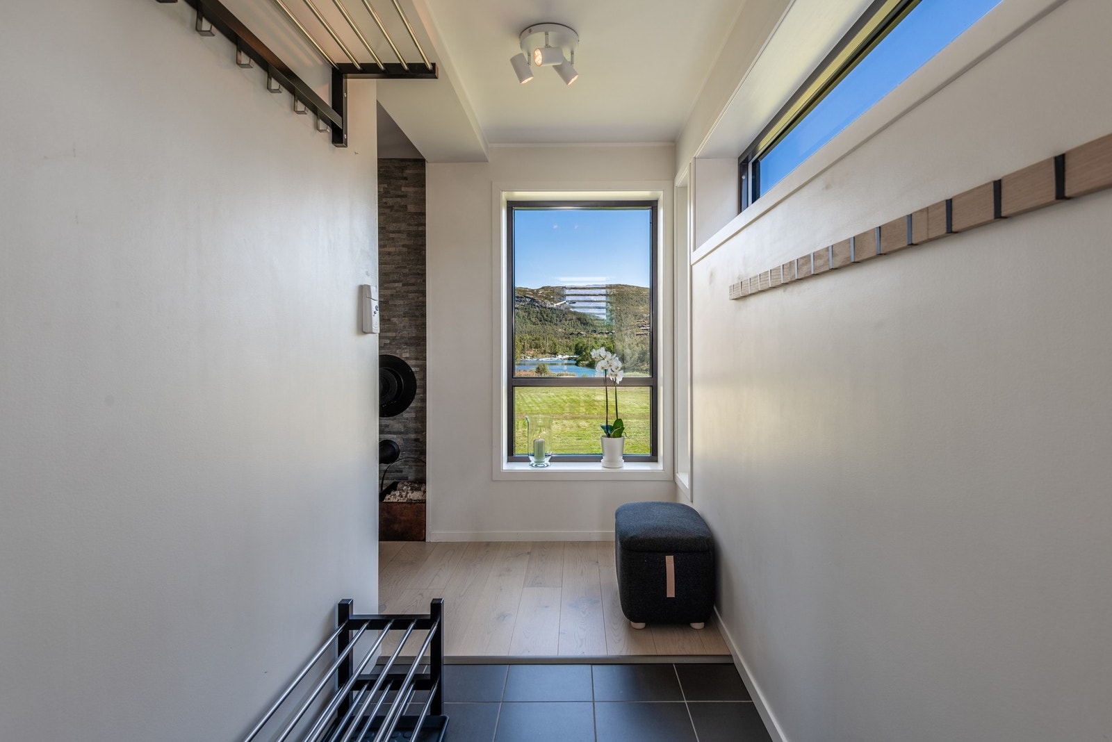 Lys og romslig entré med lang knaggrekke Galleribilde