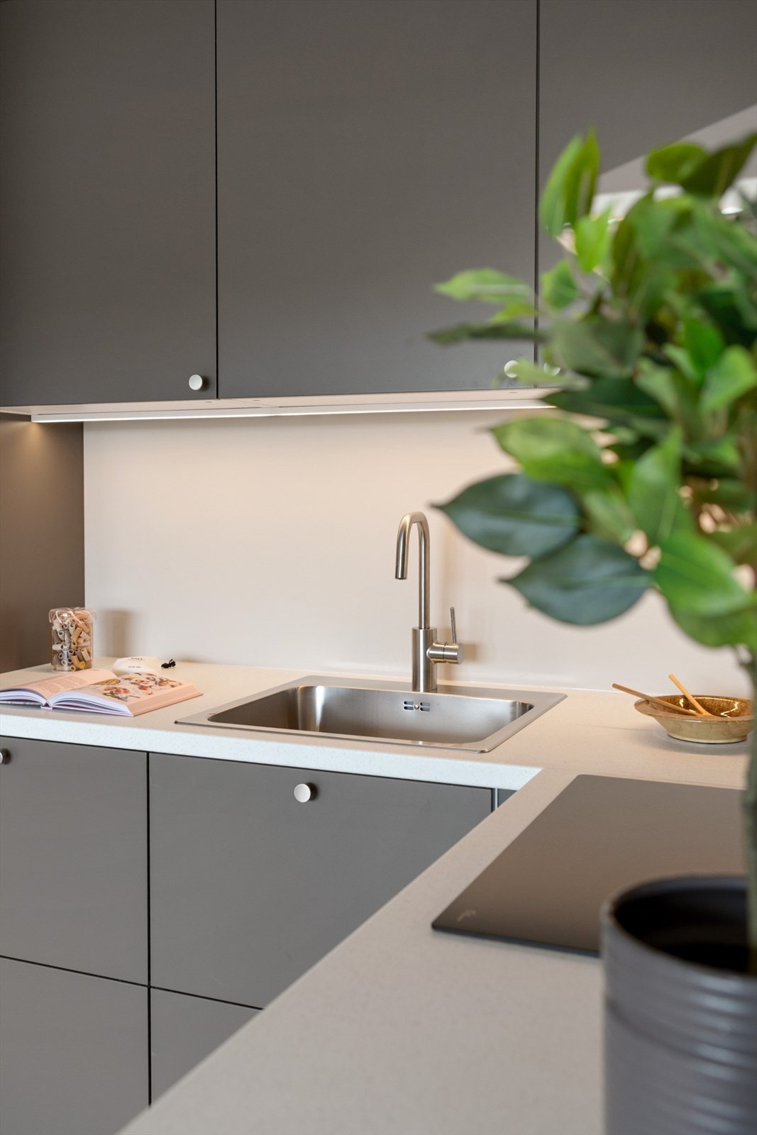 Innredningen er fra 2025 og levert av IKEA, med glatte fronter og en slitesterk benkeplate i laminat som kombinerer funksjonalitet med et tidløst uttrykk. Galleribilde