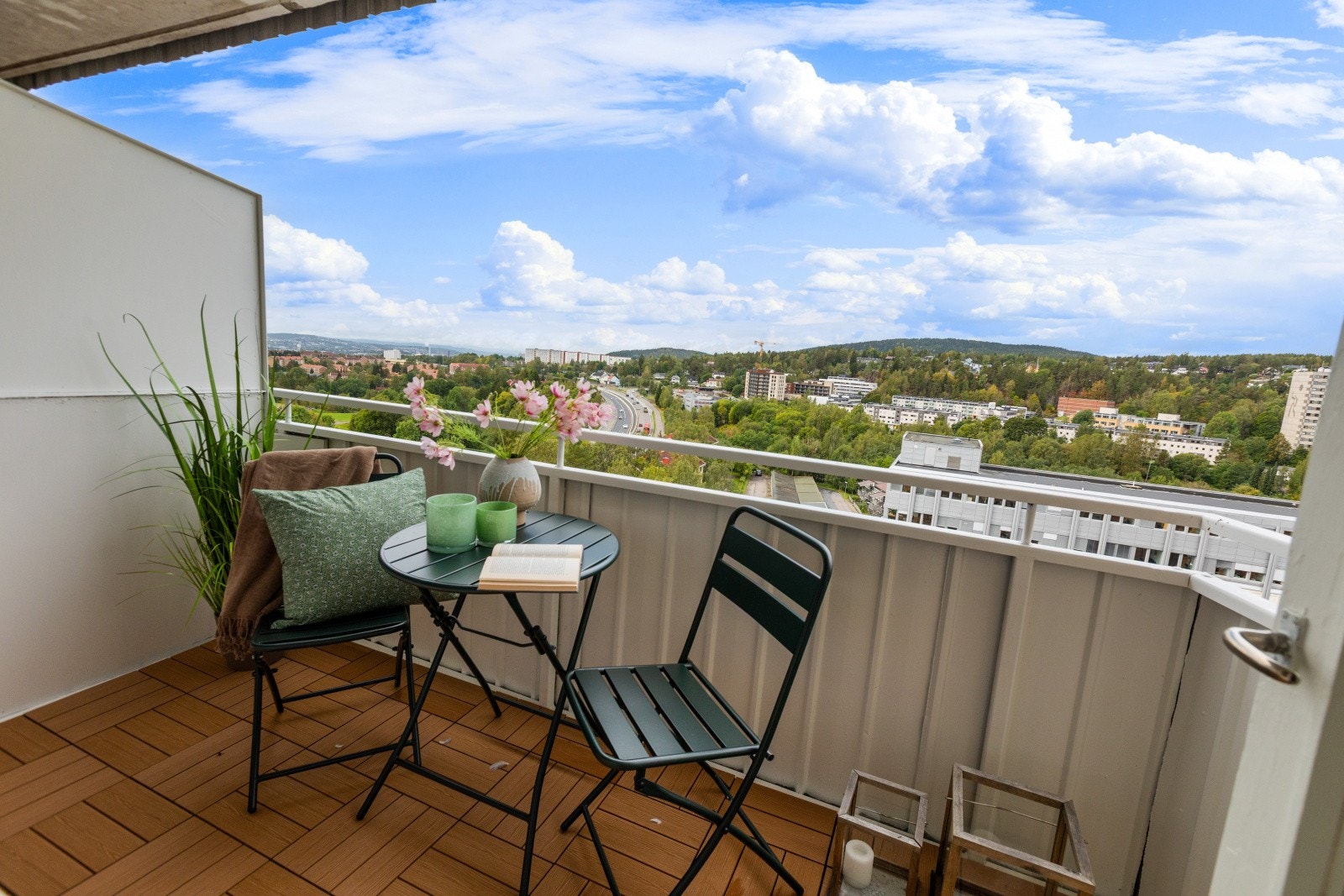 Fra stuen er det direkte utgang til en flott balkong på ca. 4,3 kvm. Galleribilde