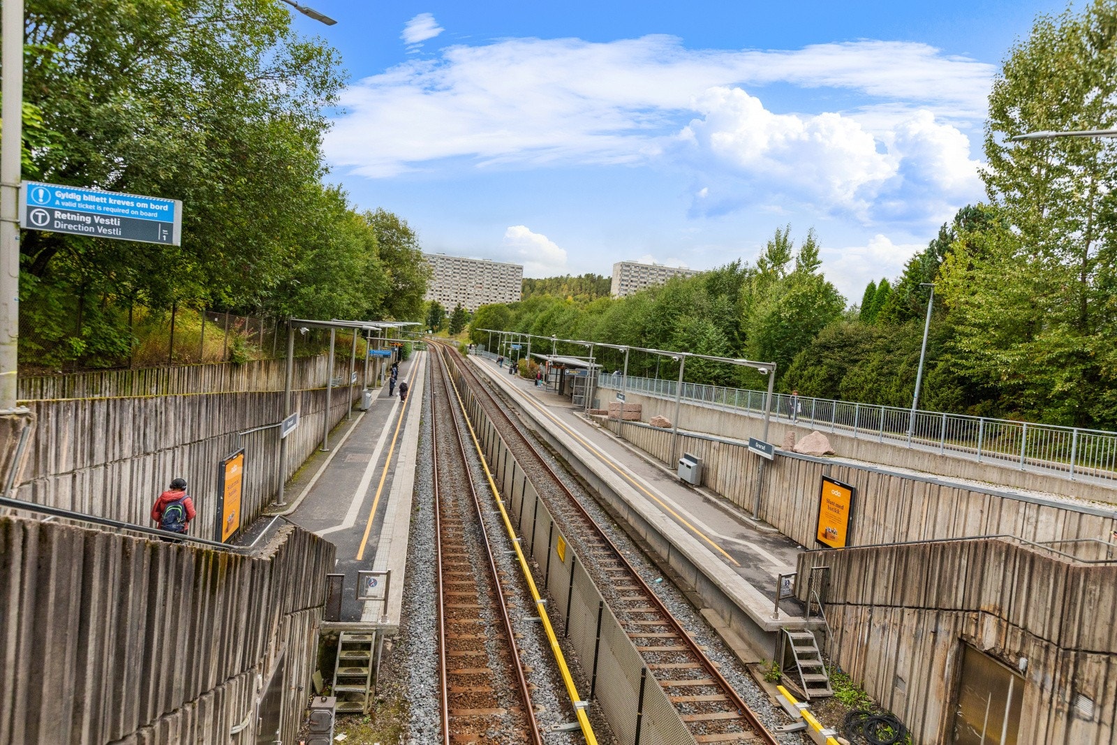 Rett utenfor døren finner du svært gode kollektivforbindelser, med både T-bane og buss som tar deg effektivt til Oslo sentrum og øvrige bydeler. Her bor du med et ideelt utgangspunkt for både pendlere og de som ønsker enkel tilgang til byens fasiliteter. Galleribilde