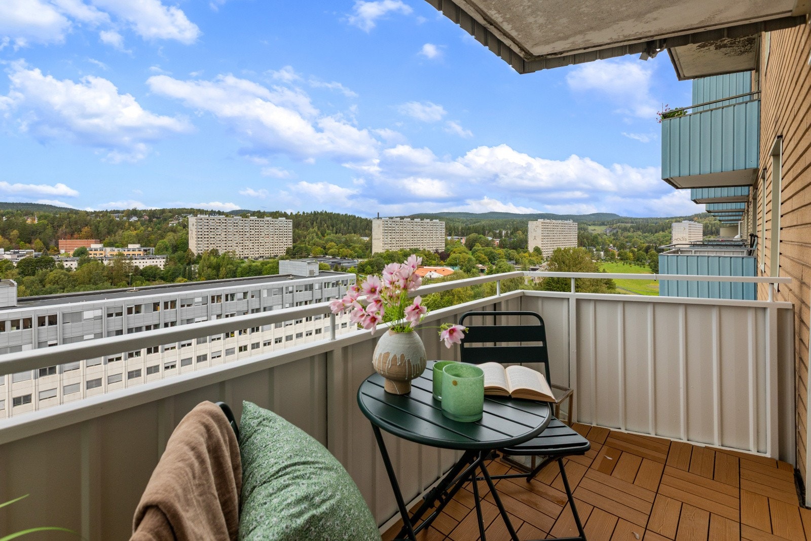 Det er plass til en sittegruppe med tilhørende møblement. Galleribilde