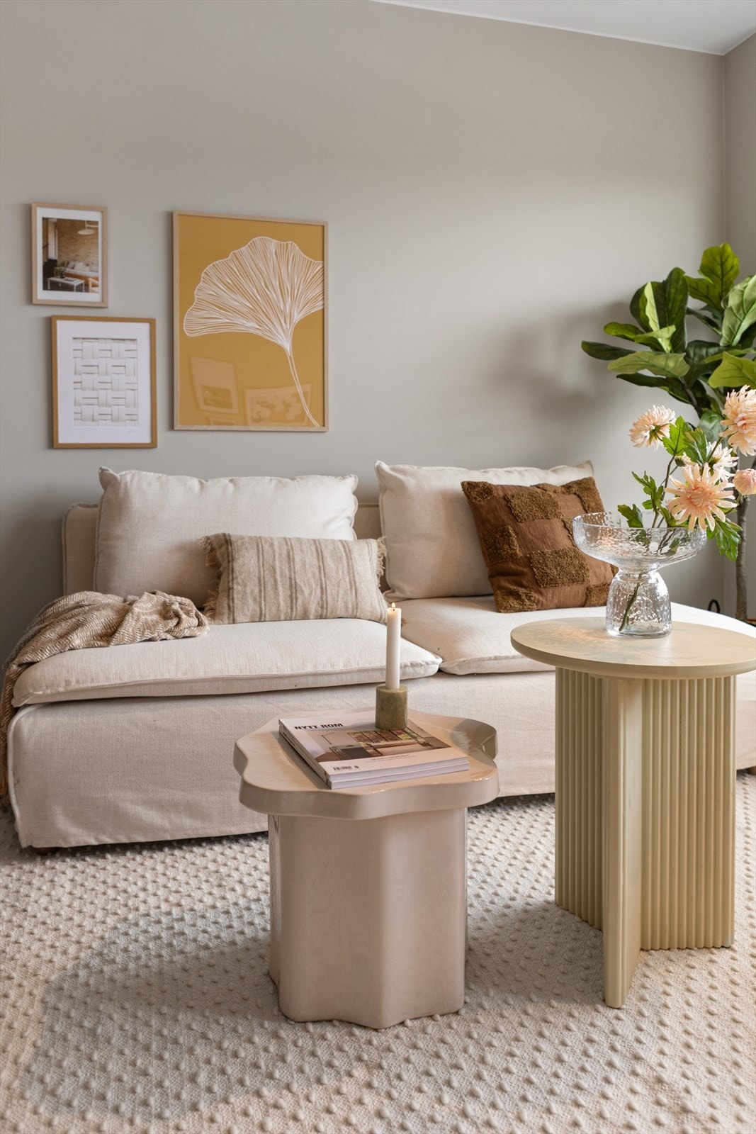 Her er det plass til både TV-hjørne, spiseplass og en komfortabel sofa, noe som gir stor fleksibilitet. Galleribilde