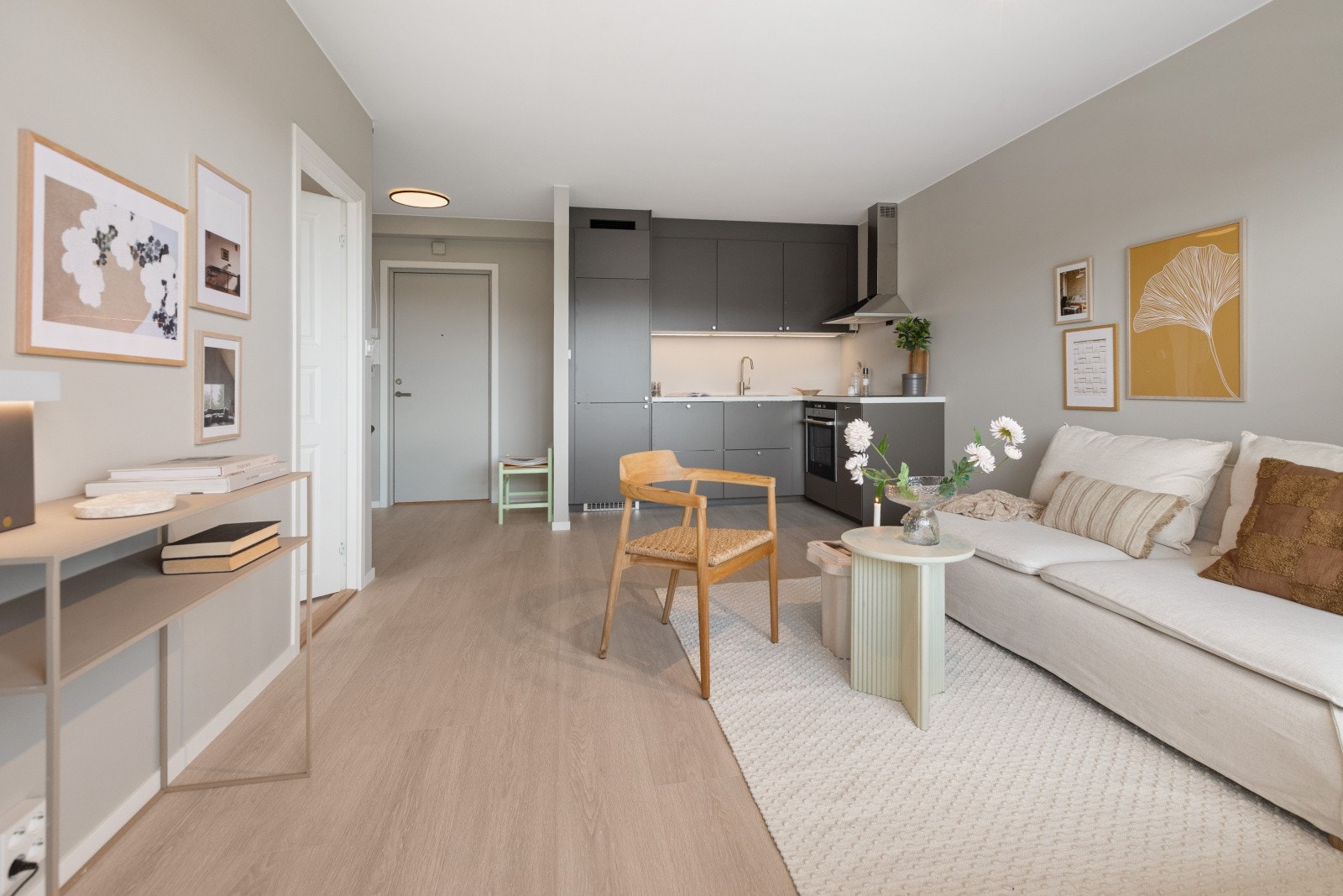 Stilren og nyoppusset 2-roms selveier med høy standard. Leiligheten har en lys og innbydende stue som er enkel å innrede, med en åpen planløsning som skaper en sosial og luftig atmosfære - perfekt for både hyggelige sammenkomster og avslappende hverdager. Galleribilde