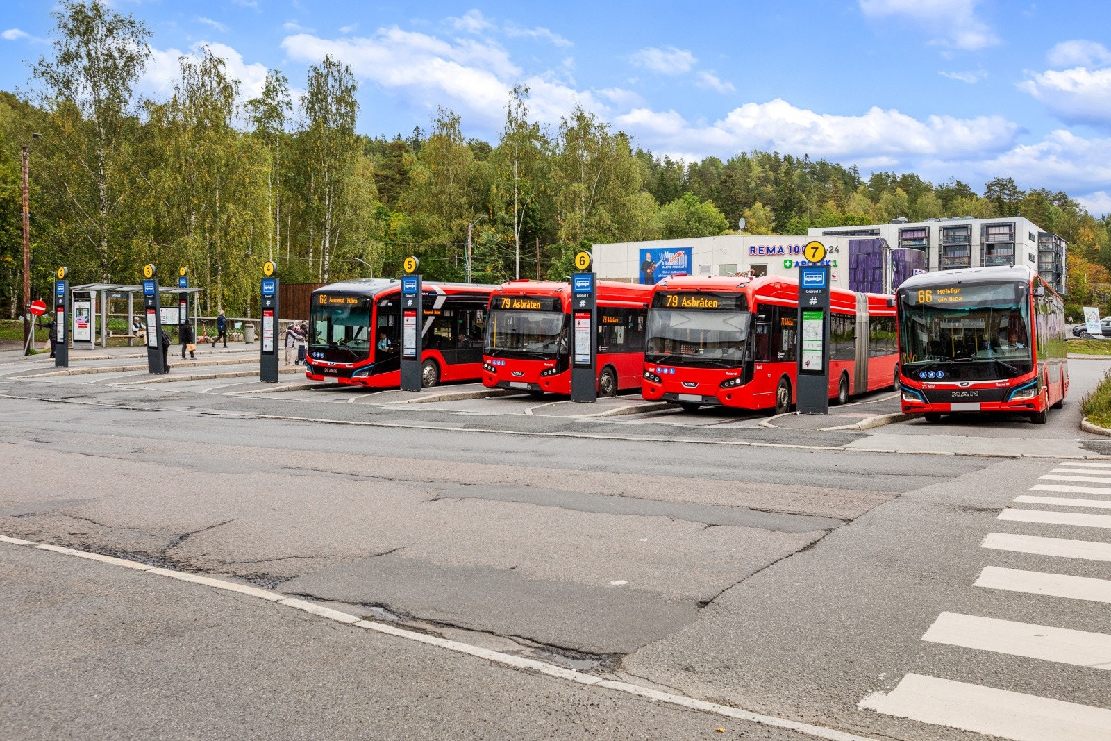 Rett utenfor døren finner du svært gode kollektivforbindelser, med både T-bane og buss som tar deg effektivt til Oslo sentrum og øvrige bydeler. Her bor du med et ideelt utgangspunkt for både pendlere og de som ønsker enkel tilgang til byens fasiliteter. Galleribilde