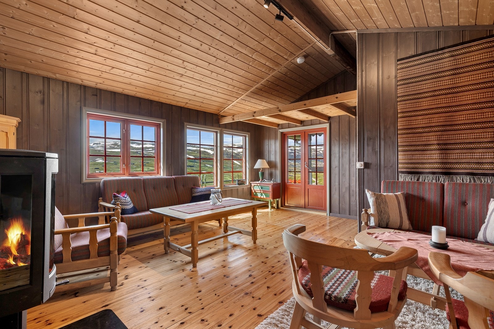 Ein velhaldt fritidseigedom med idyllisk og solrik plassering i naturskjønne omgivelsar på Mannsbergi. Galleribilde