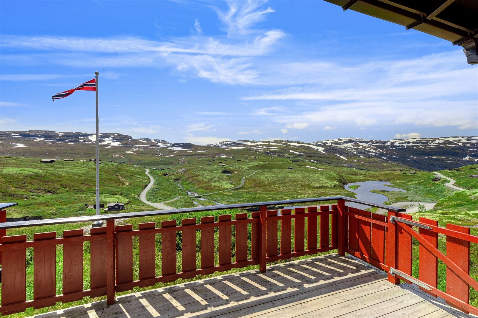 Nydeleg utsikt utover fjella omkring. Galleribilde