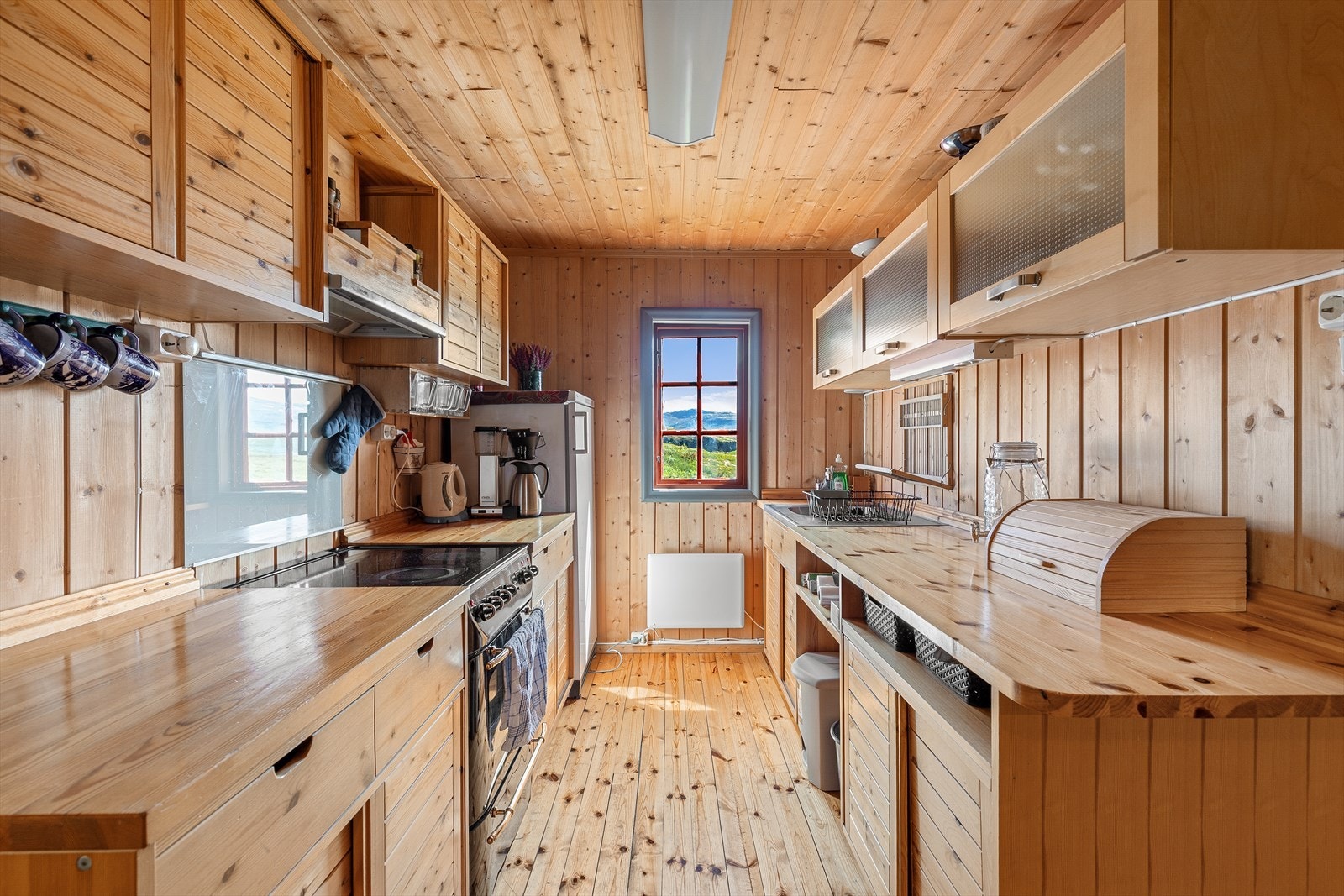 Romsleg og praktisk kjøkken med mykje skåp og benkeplass. Galleribilde