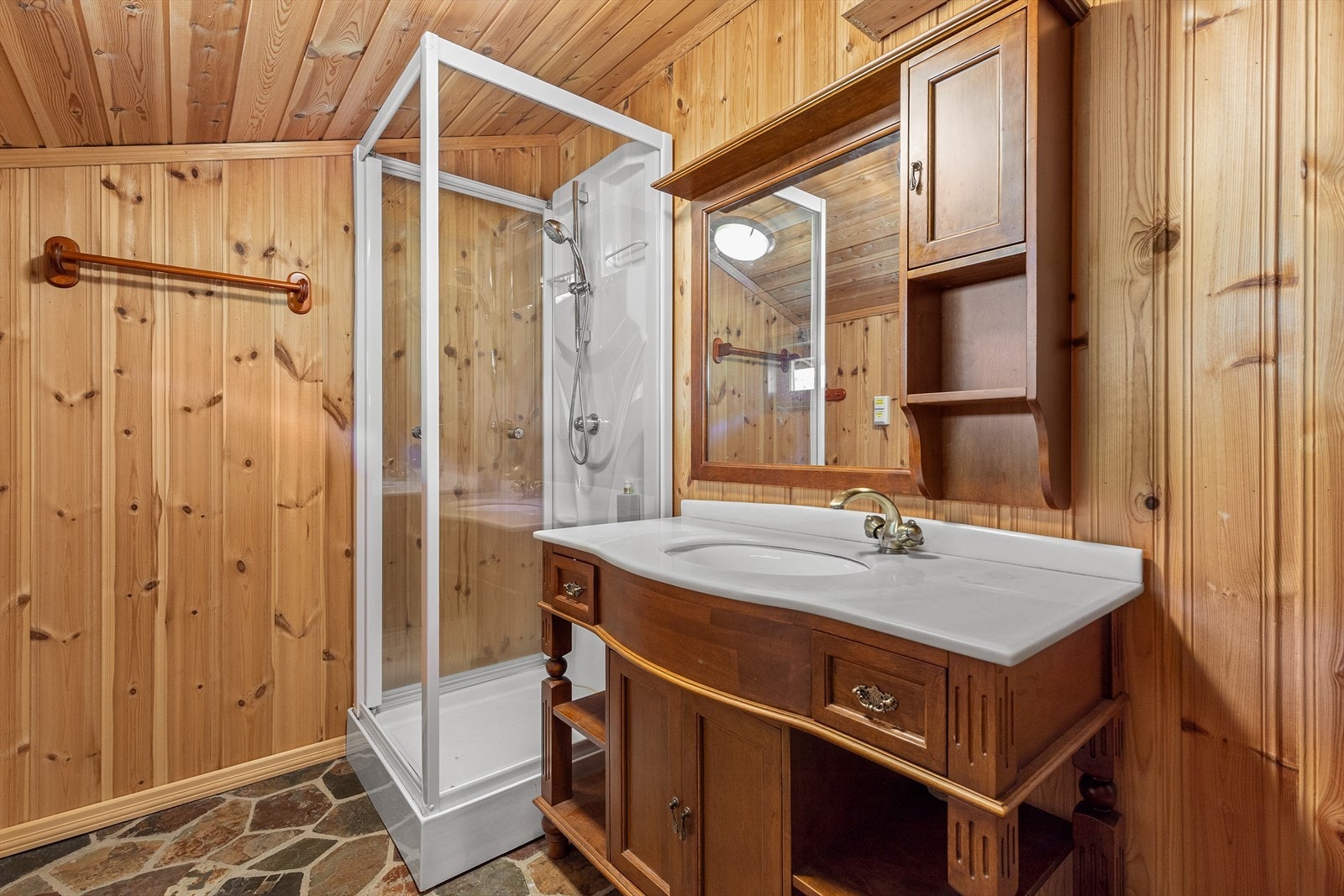 Bad med dusj og servant. Galleribilde