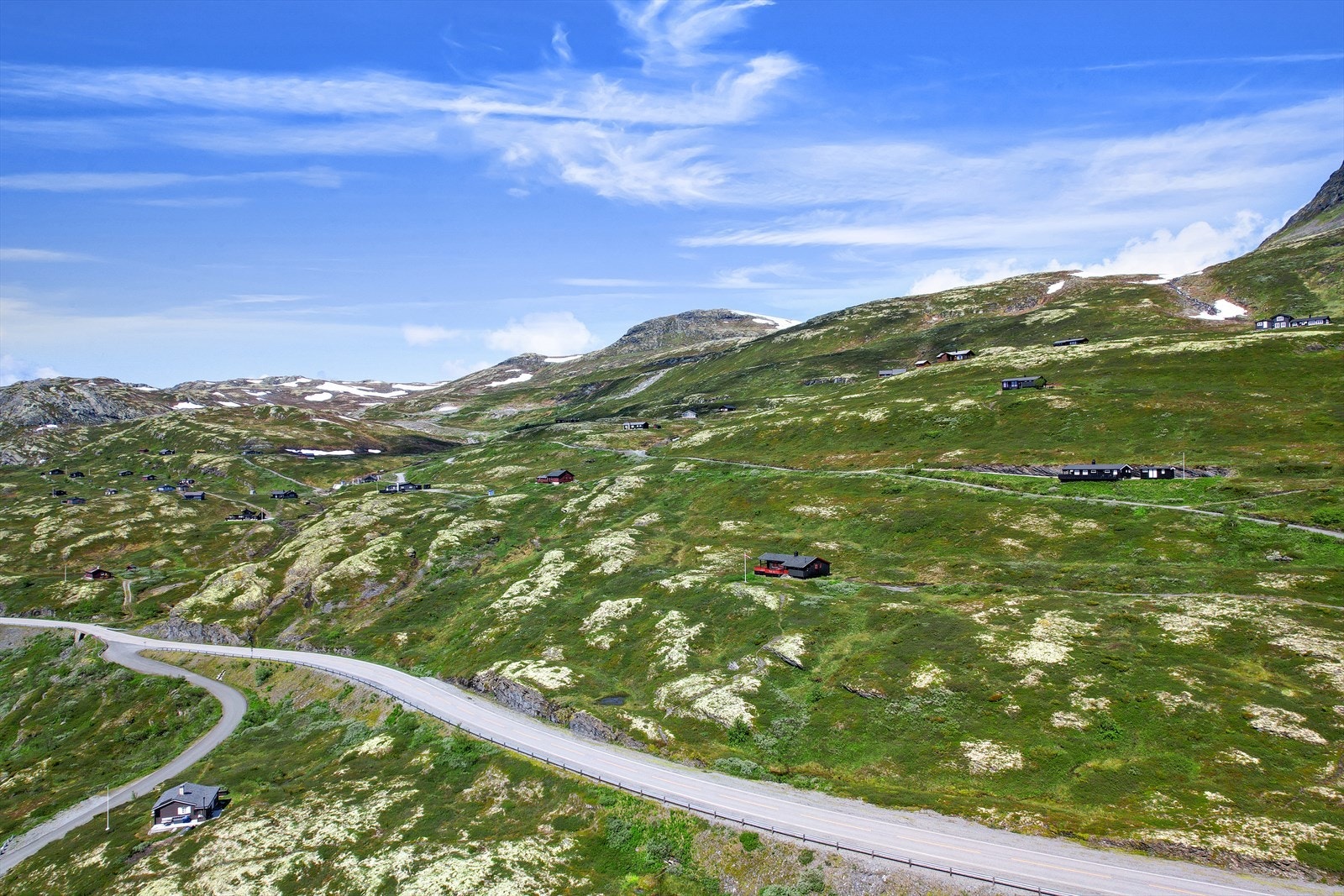 Hytta ligger i kort avstand til RV53. Galleribilde