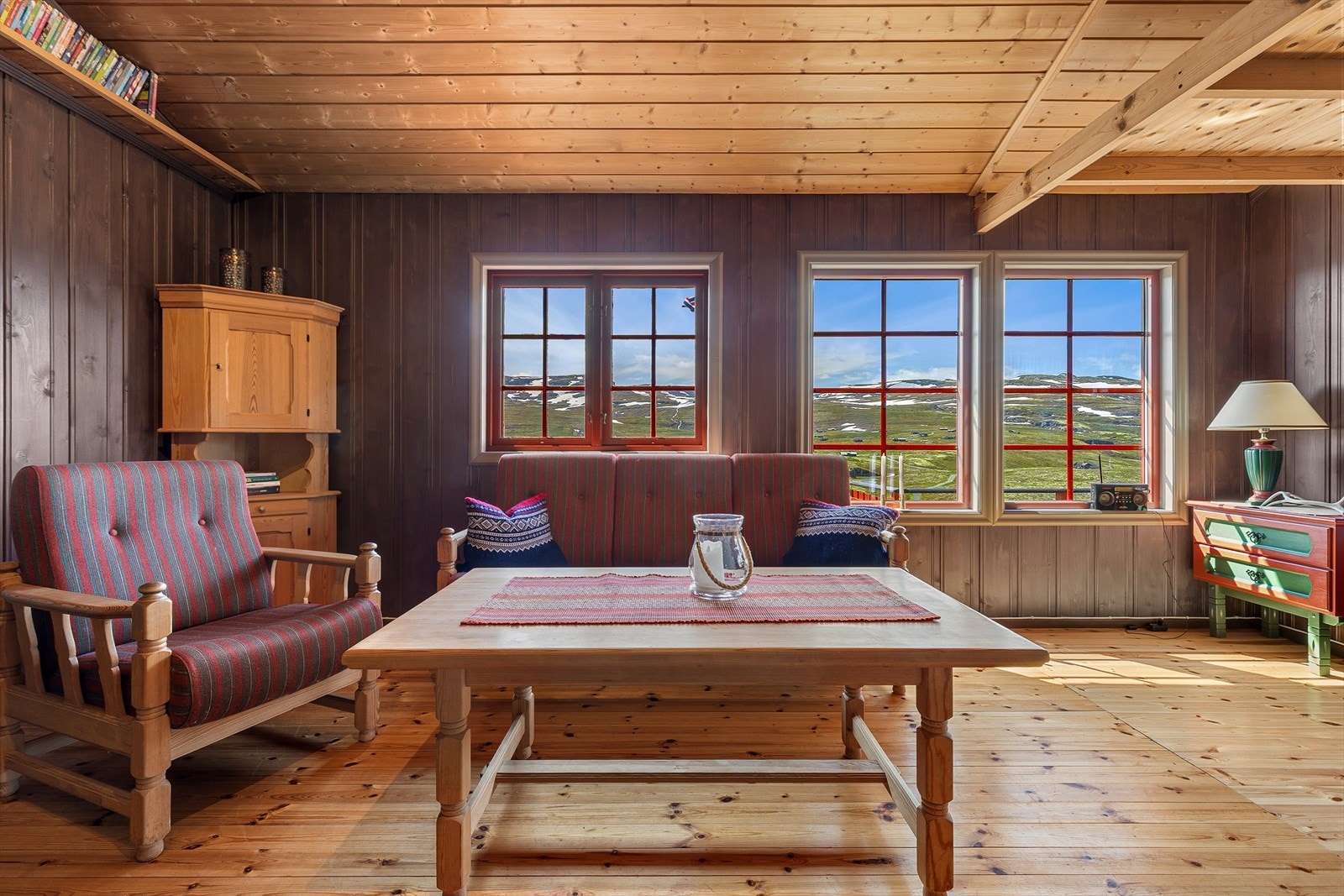 Frå stova har ein fantastisk utsikt mot naturskjønne omgivelsar. Galleribilde