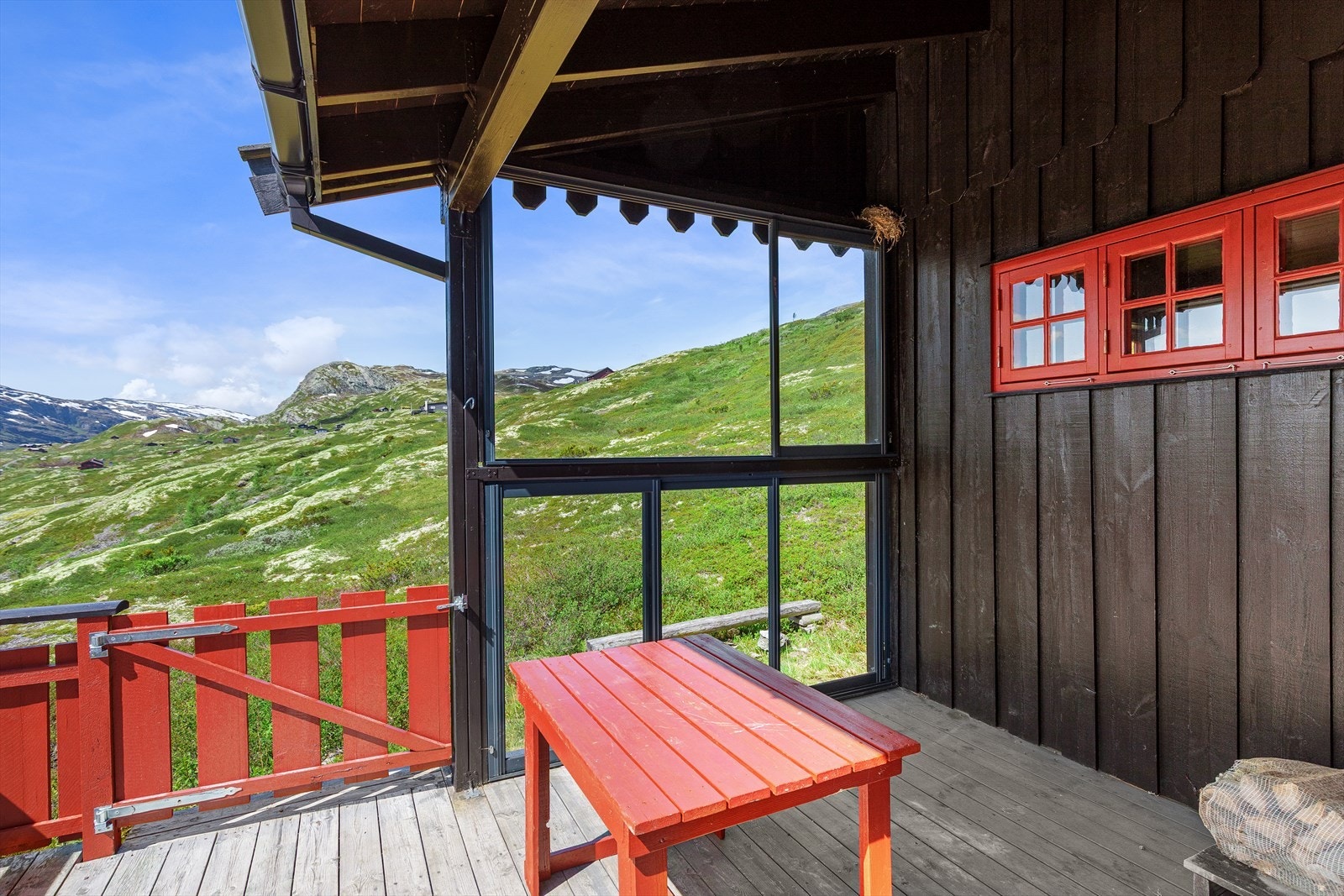 Delvis takoverbygd terrasse i nydelege omgivelsar. Galleribilde