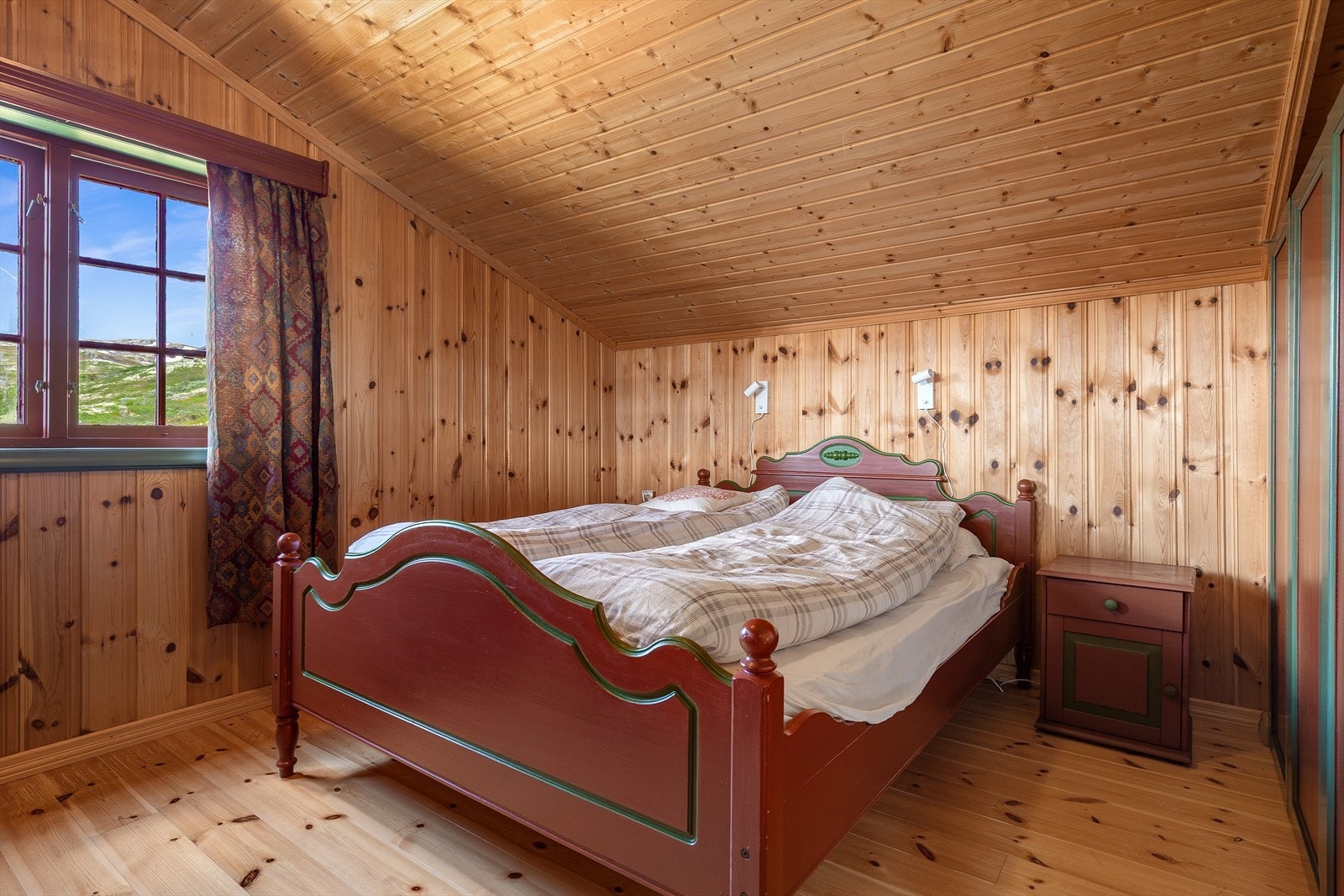 Romsleg soverom med plass til dobbeltseng, nattbord og garderobe. Galleribilde