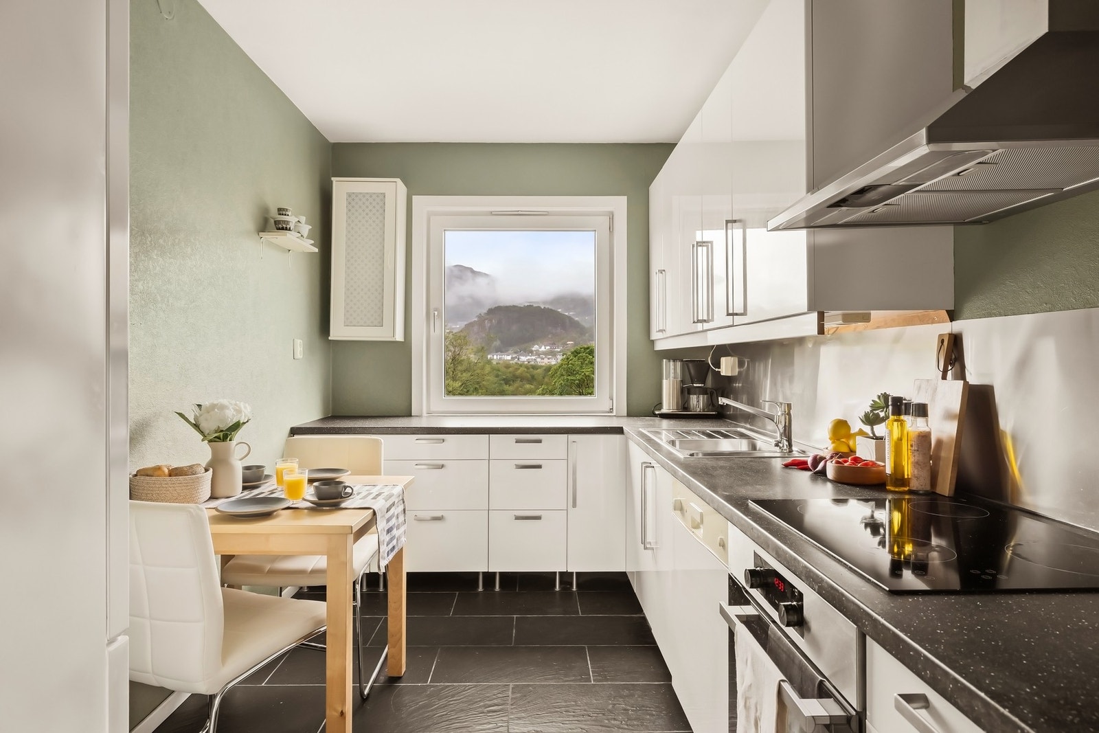 Videre kommer vi til kjøkkenet i leiligheten Galleribilde