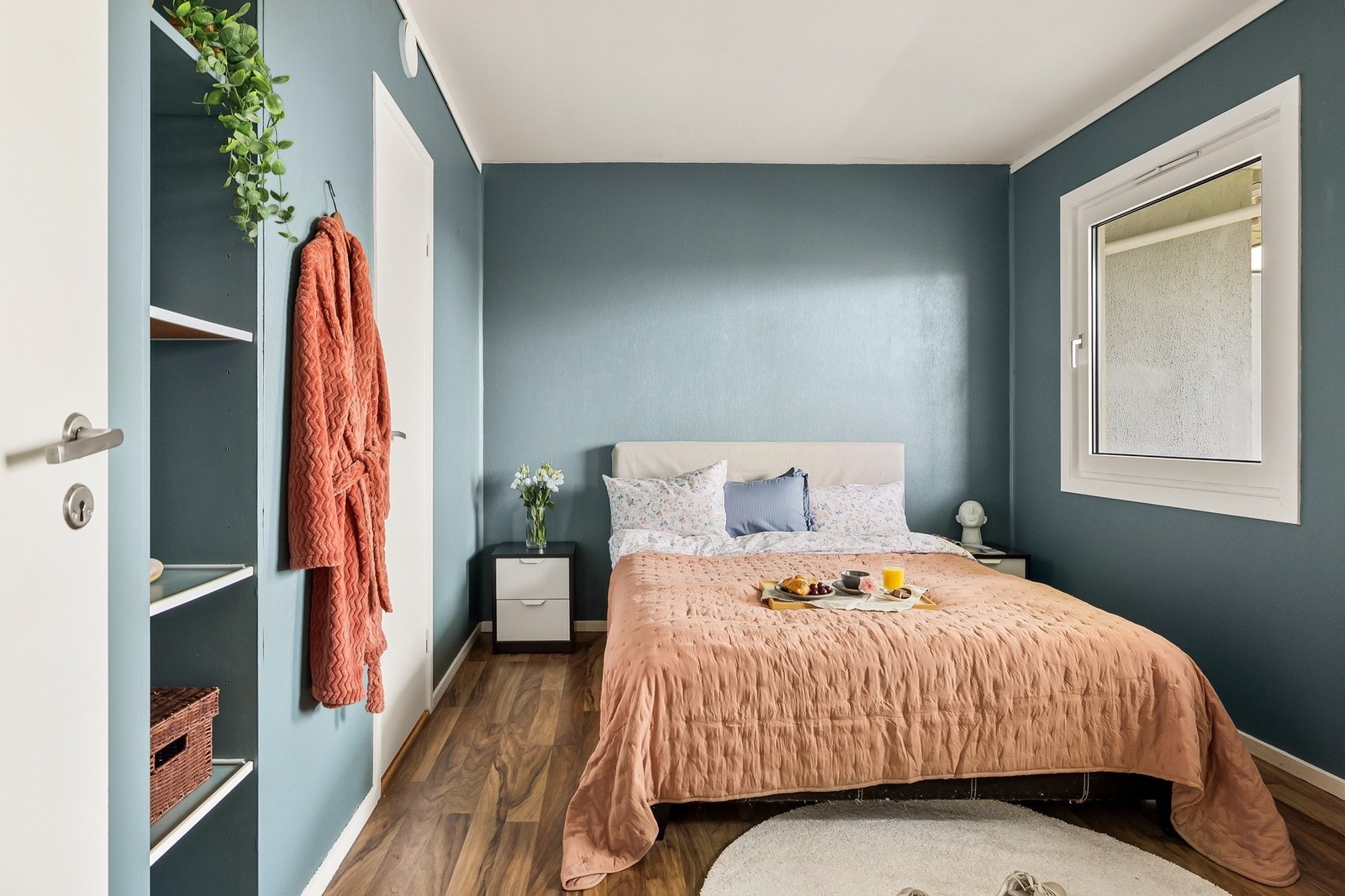 Hovedsoverommet er på ca. 12 kvm. og har rikelig med lagringsplass Galleribilde