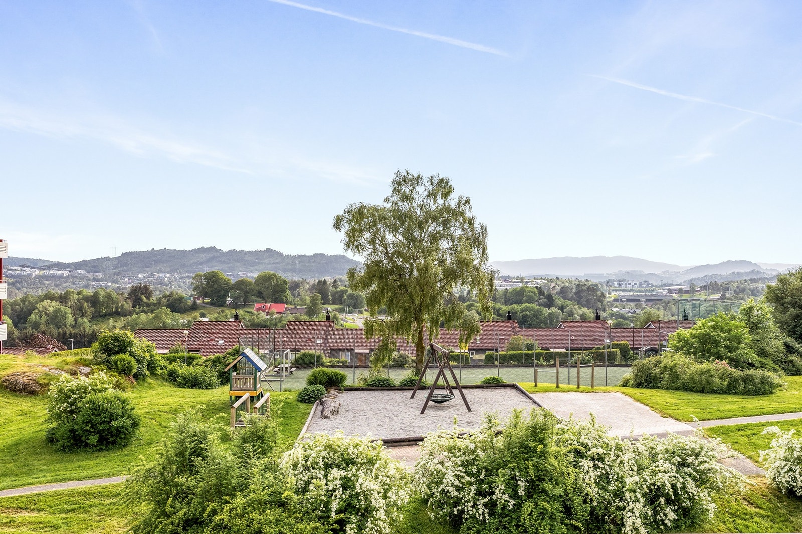 Du kan også se ned på fotballbane og lekeplass, perfekt for å holde et øye med de minste Galleribilde